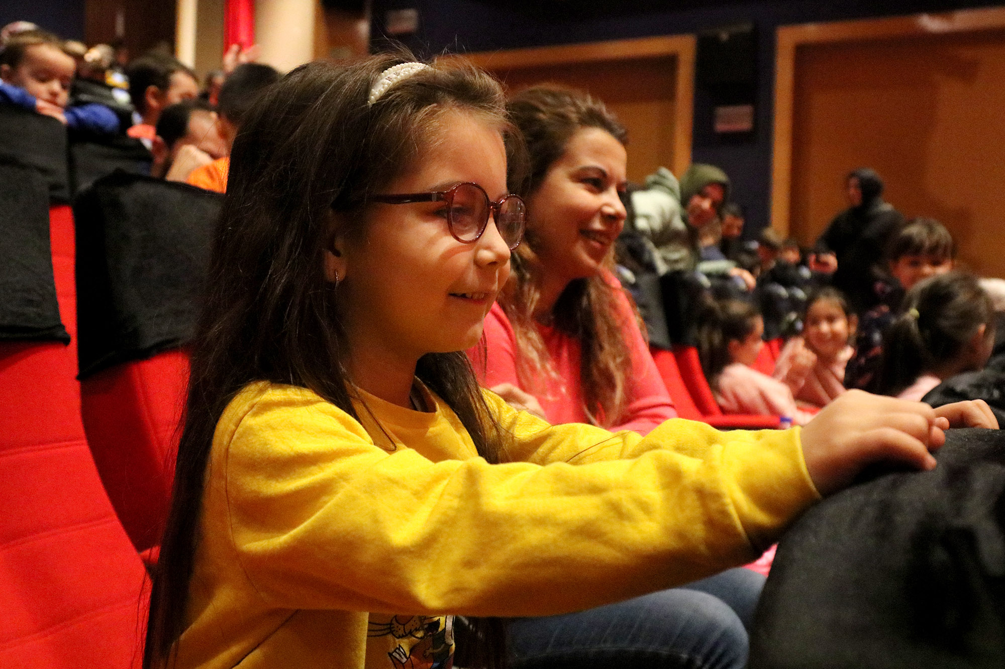 “İki Bavul Dolusu” minikler tarafından ilgiyle izlendi