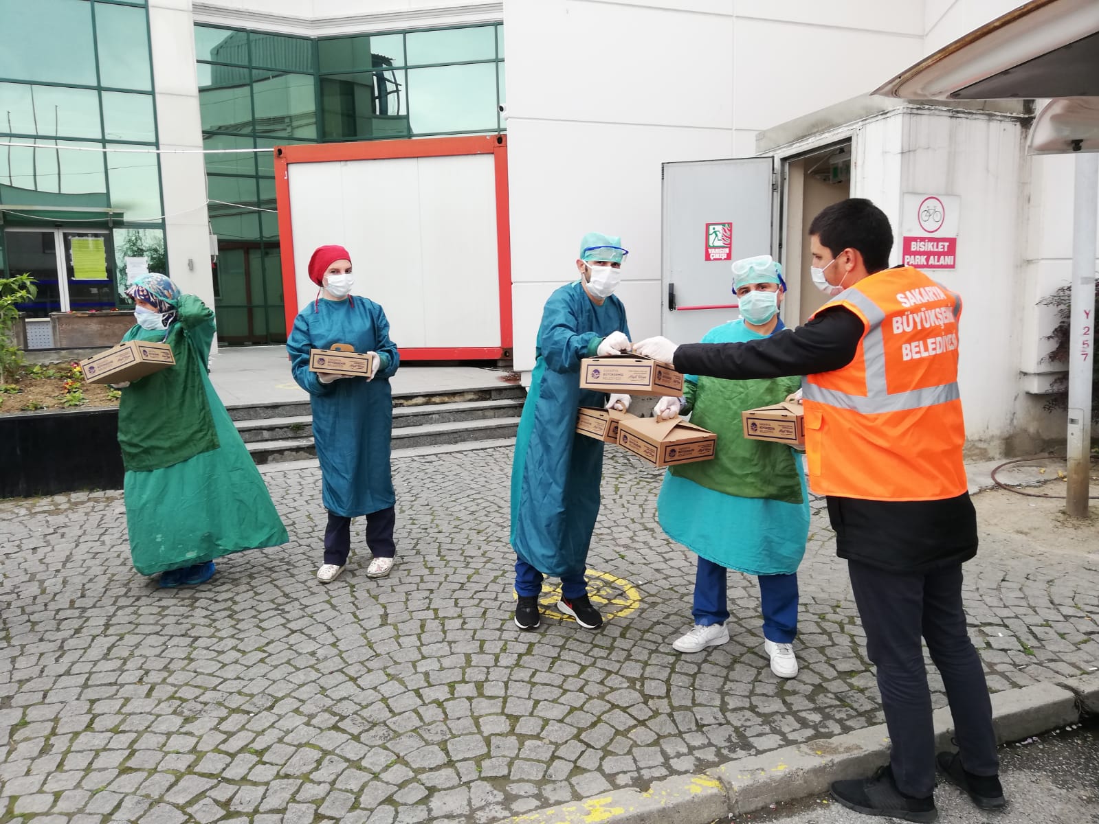 “Sağlık çalışanlarımız eşsiz bir başarıya imza atıyor”