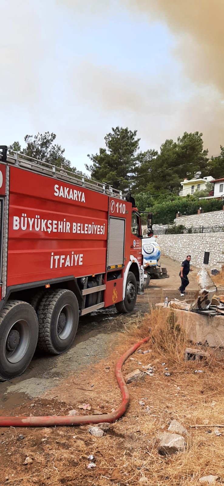 Büyükşehir İtfaiyesi Marmaris ve Manavgat’ta alevlere müdahale ediyor