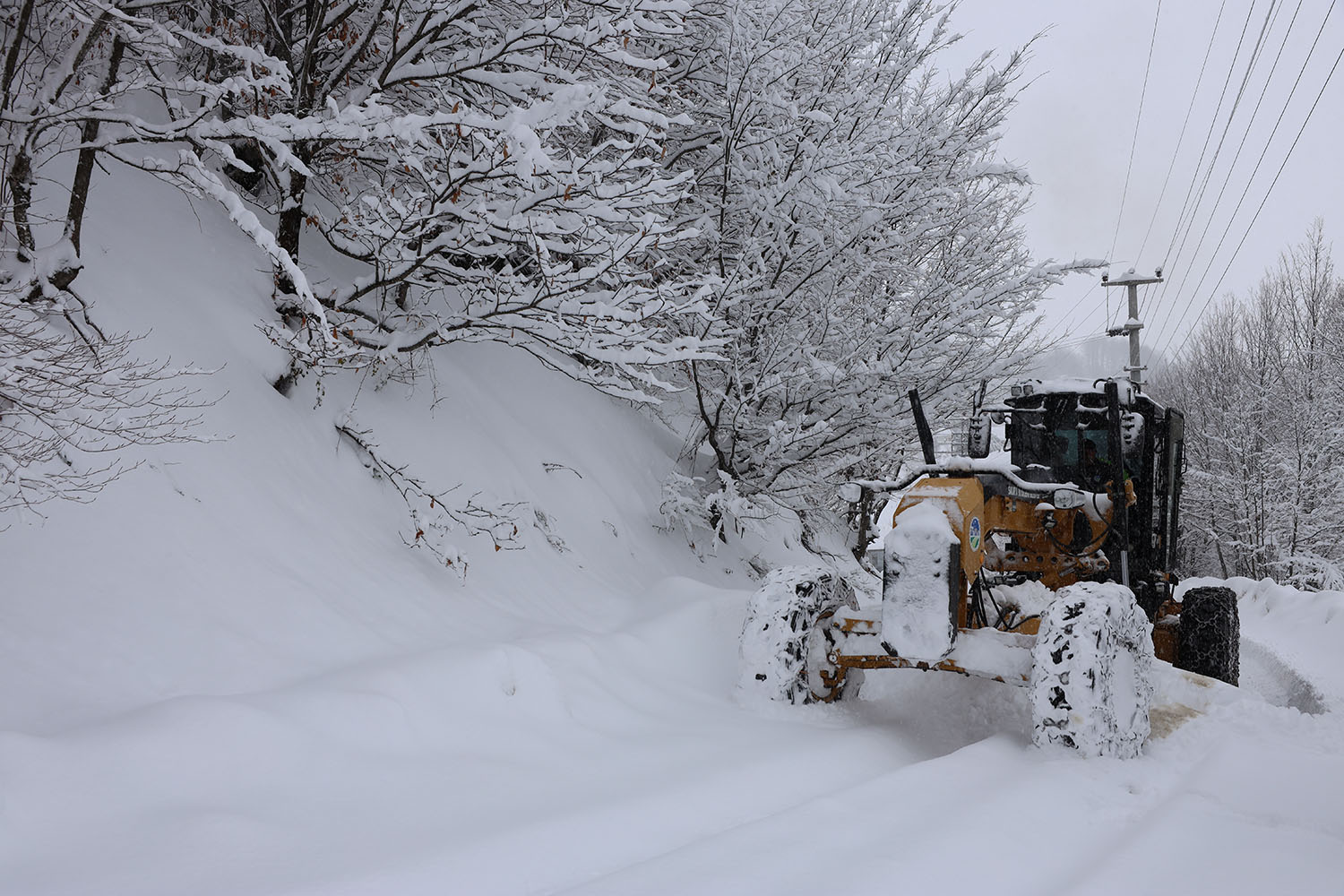 Büyükşehir 24 saat kar mesaisinde: 17 grup yolundan 10’u ulaşıma açıldı