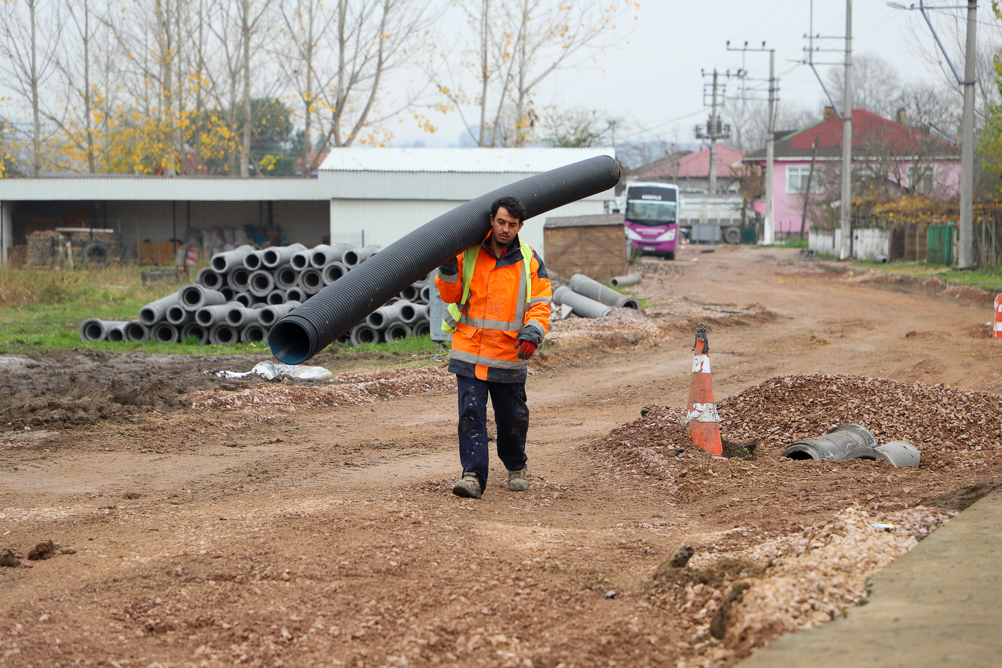 Söğütlü’nün 25 kilometrelik altyapı projesinde çalışmalar hızlandı: 2 cadde trafiğe kapatıldı