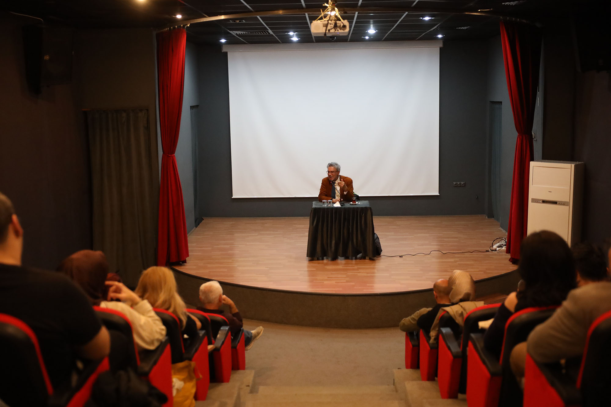 Büyükşehir Akademi’de Felsefe Atölyesi yoğun katılımla başladı