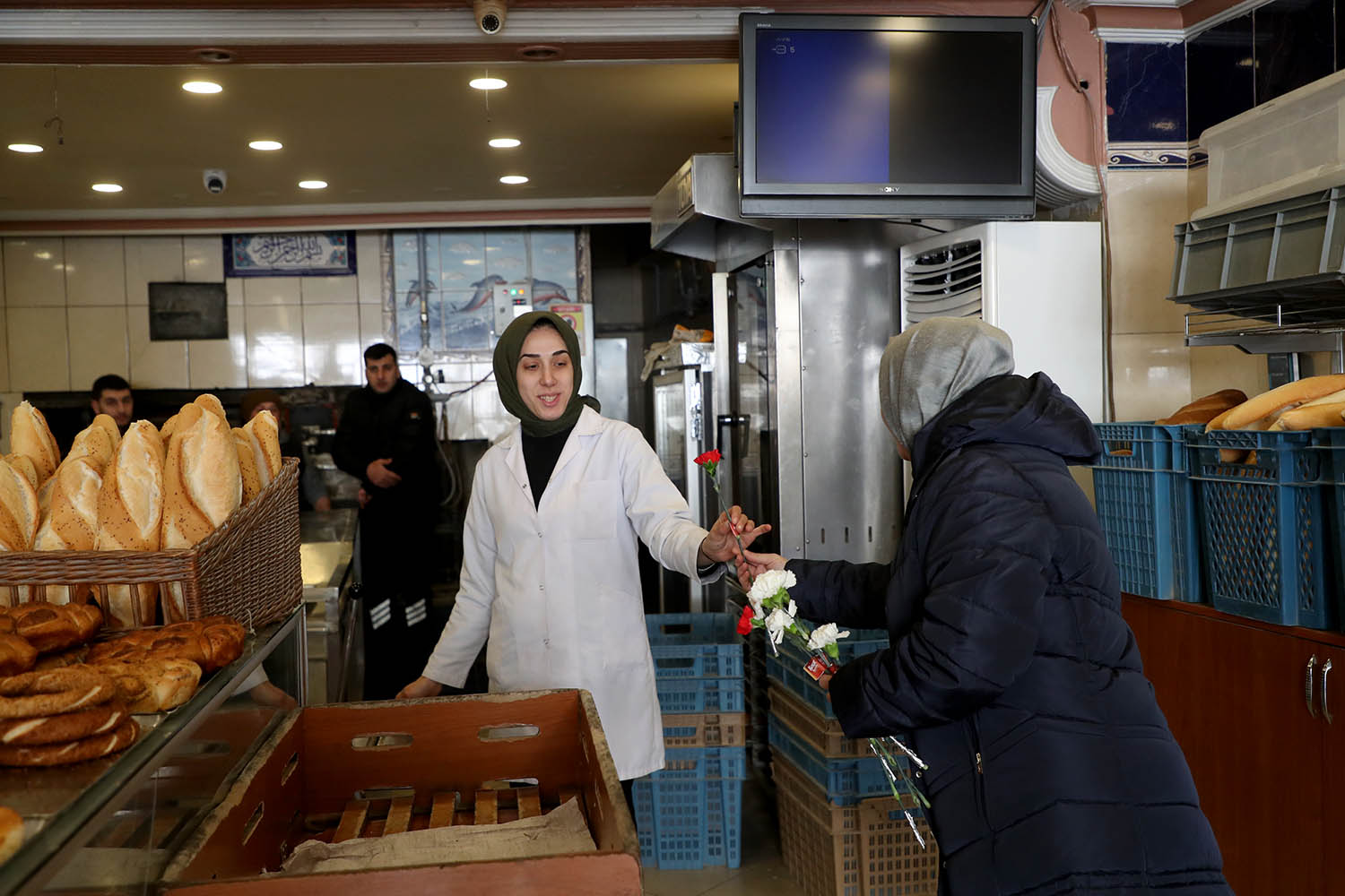 Büyükşehir yine yürekleri ısıttı: Kandilde bir karanfil, bir tebessüm…