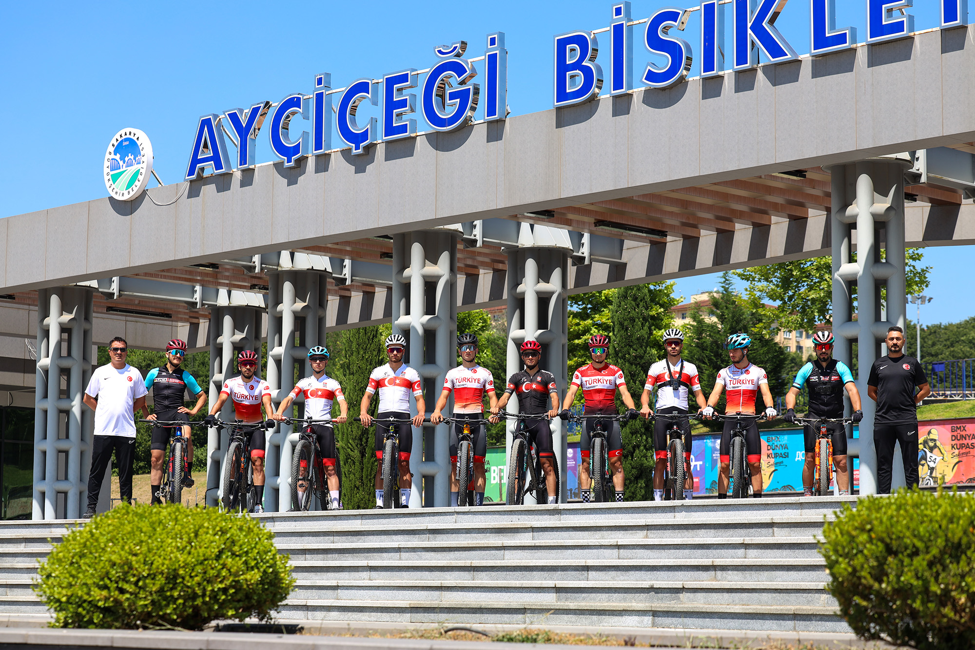 Milli pedallar dünyanın en heyecanlı yarışında, Sakarya’da pedal çevirecek: “Tüm Sakarya’yı Ay Yıldızlı bayrağa desteğe çağırıyoruz”