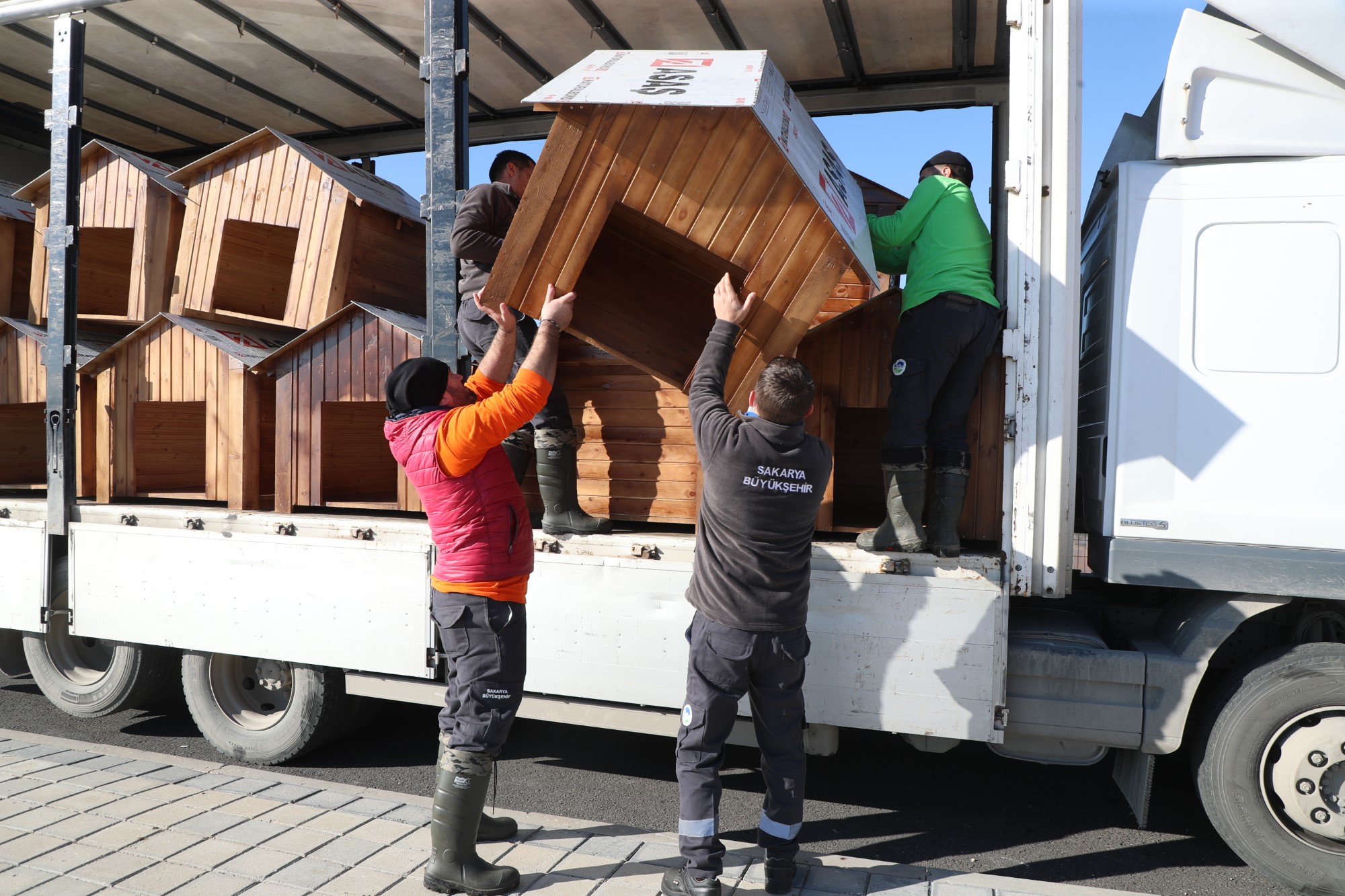 Büyükşehir’in hayvan bakımevine mama kabı ve kulübe desteği