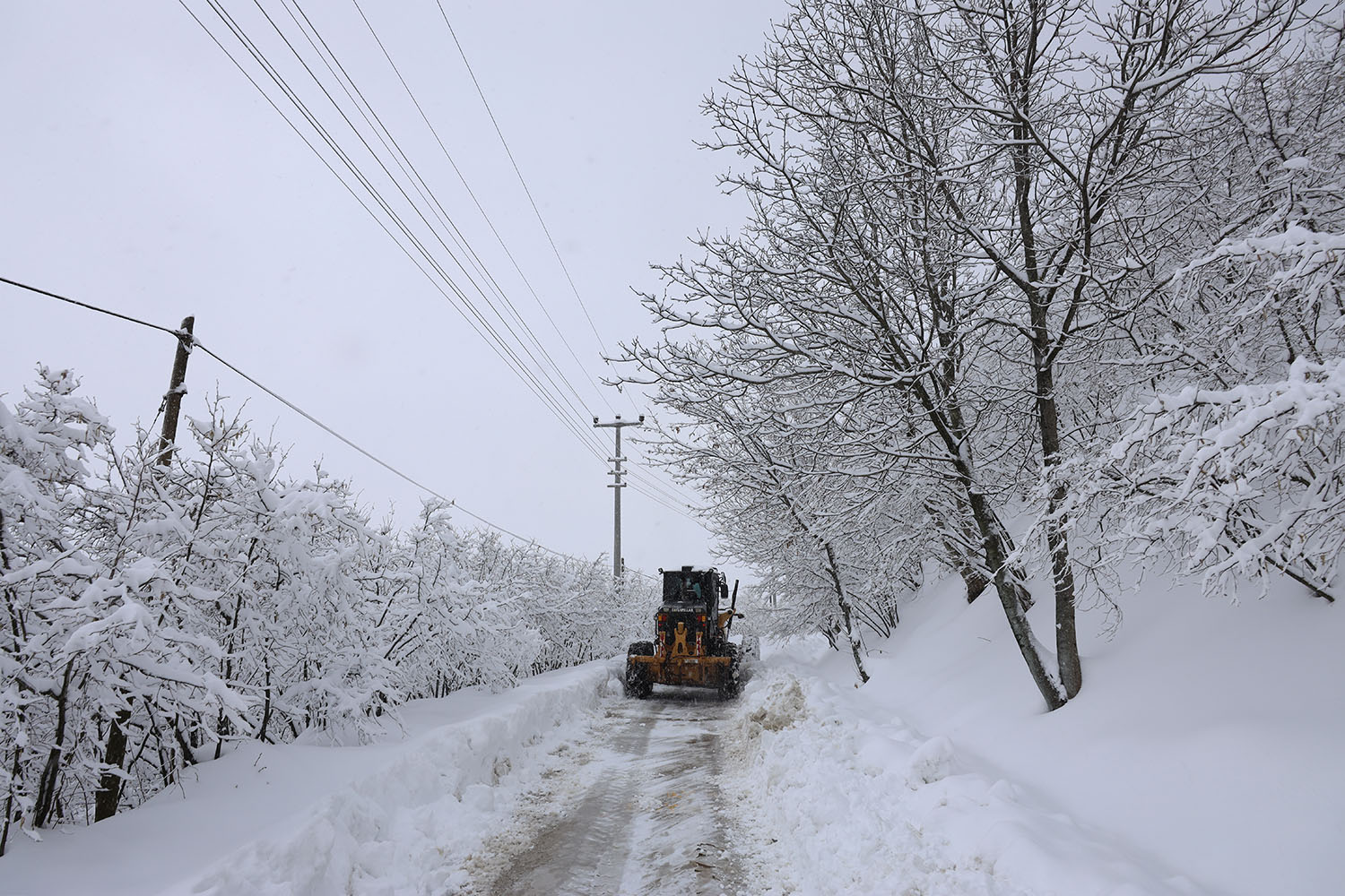 Büyükşehir 24 saat kar mesaisinde: 17 grup yolundan 10’u ulaşıma açıldı