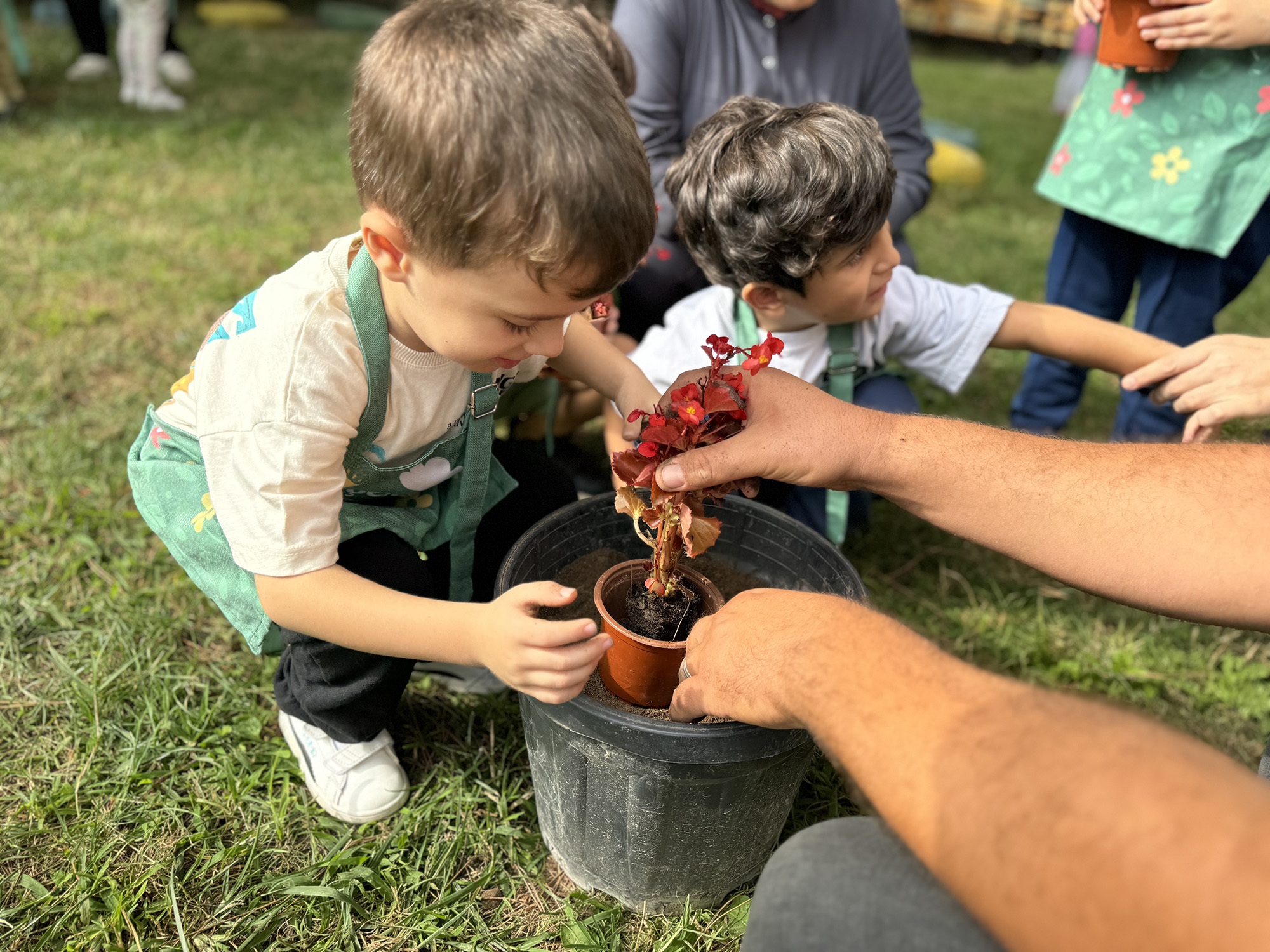 Minik bahçıvanlar çiçeklerle geleceği şekillendiriyor 
