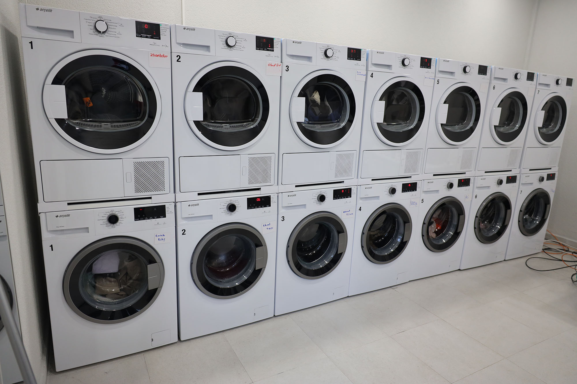 Sakarya’da öğrenciler çamaşırları yıkanırken kitap okuyor