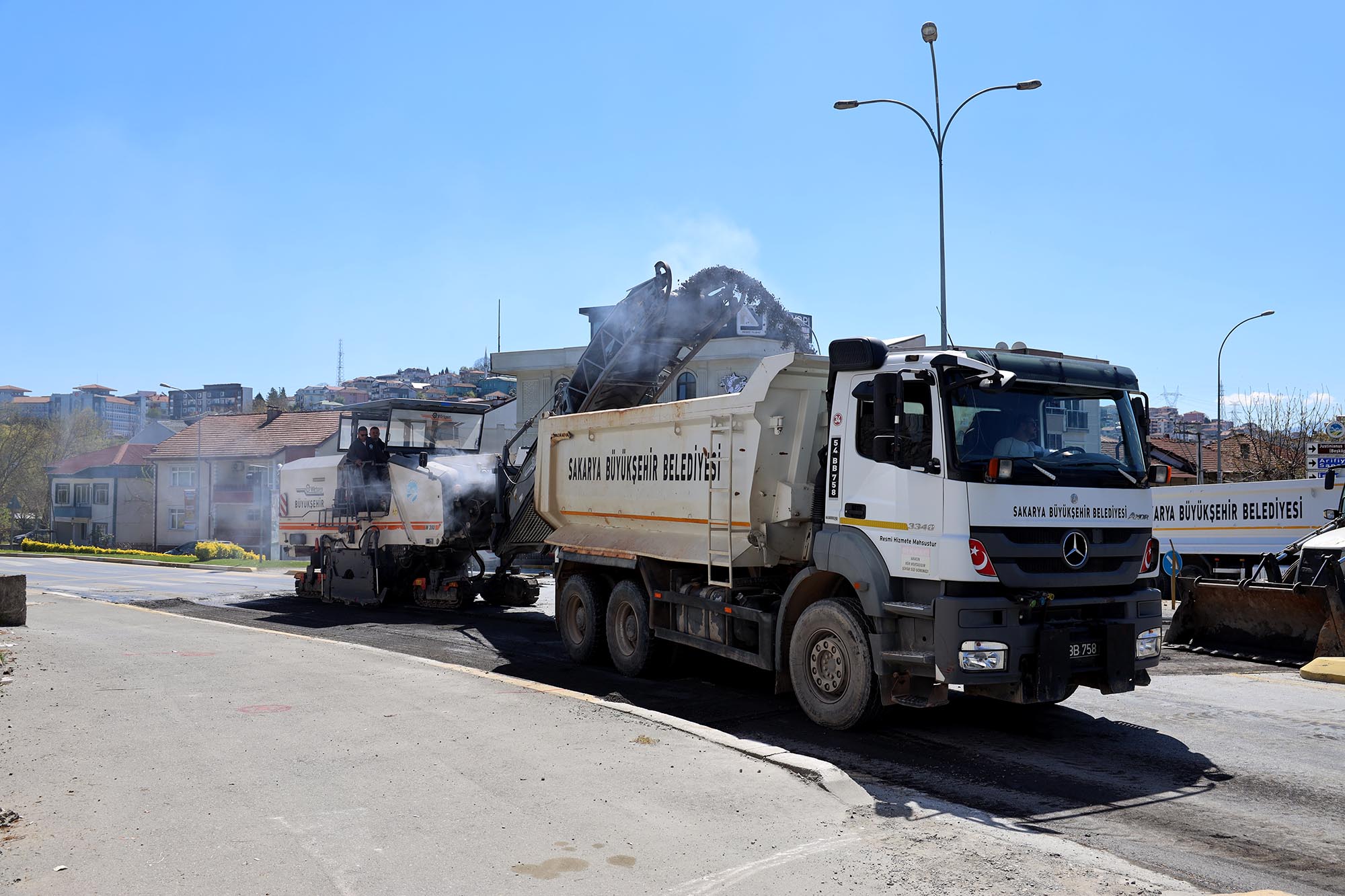Büyükşehir’den asfalt sezonu öncesi önemli güzergahlarda iyileştirme çalışması