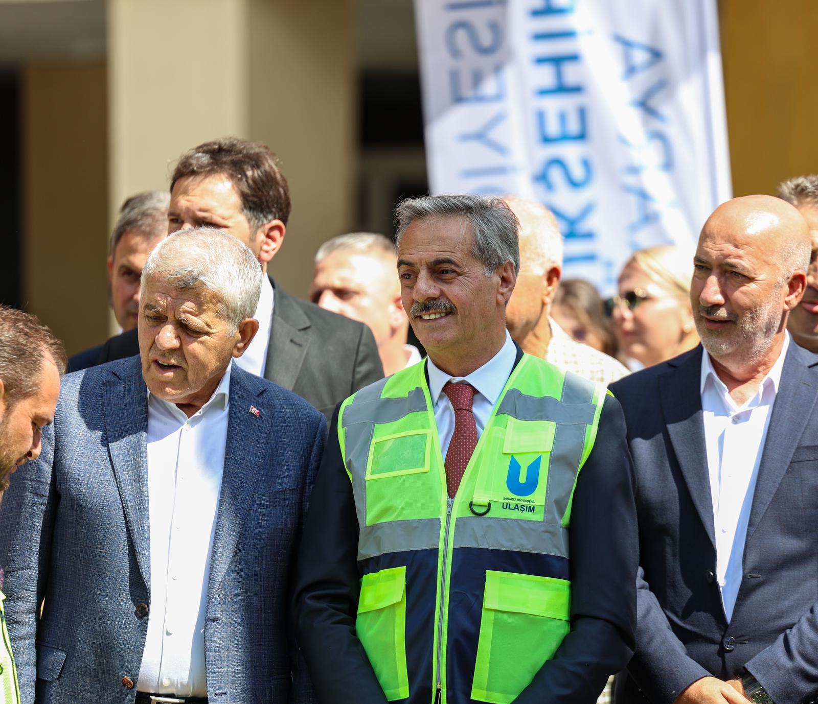 Şehri ikiye ayıran raylar yer altına alınıyor, üzeri yeşil alan oluyor: Sahada ilk ray sökümü için makineler çalıştı