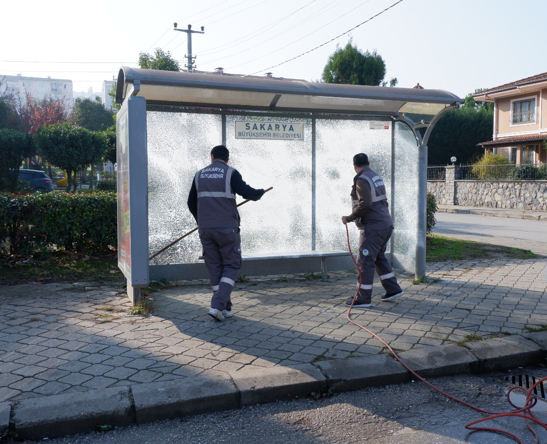 Yolcu durakları temizlendi