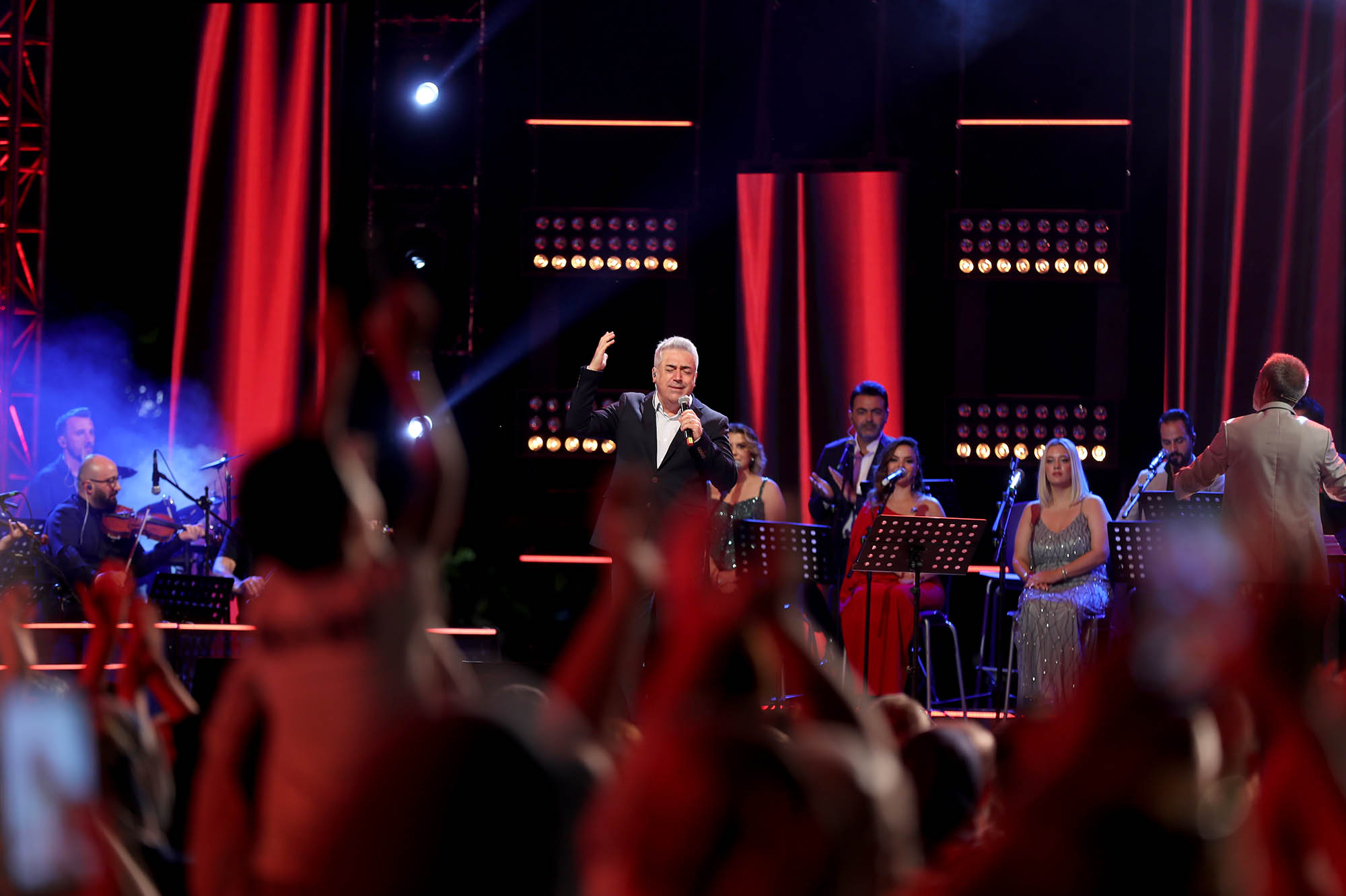 Yazın en büyük festivali şölen tadında başladı: Millet Bahçesi sahne ışıklarıyla aydınlandı