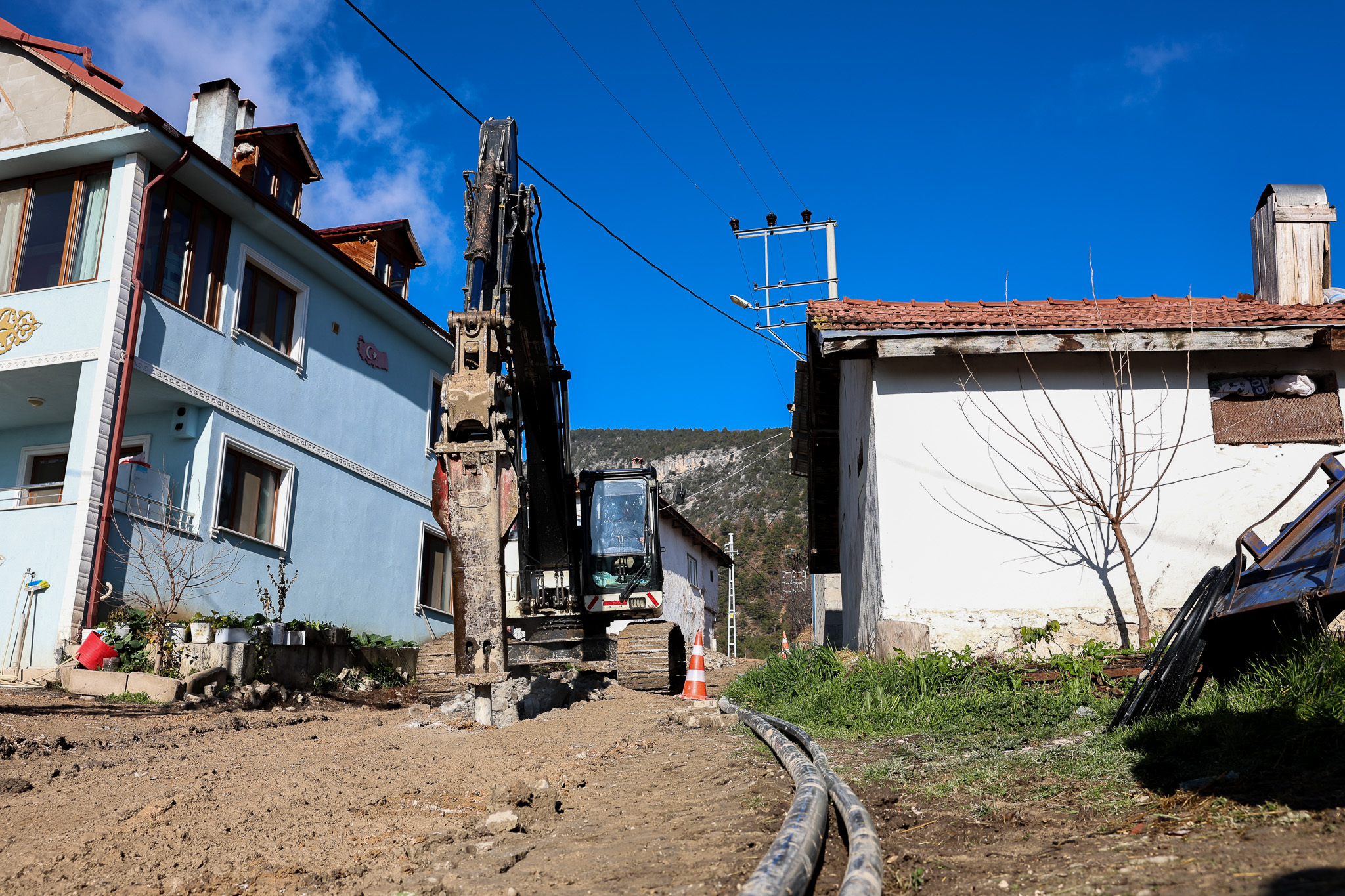 Merkeze 85 kilometre uzaklıktaki Taraklı Alballar’da altyapı dönüşümü başladı