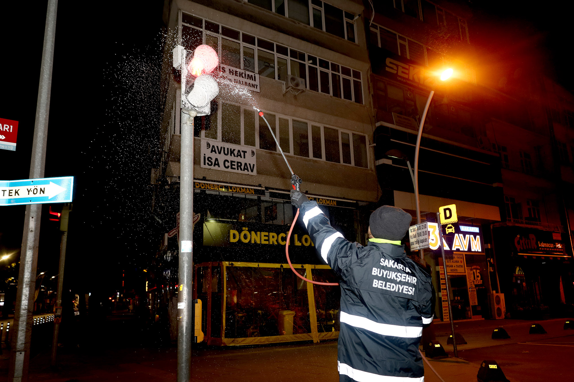 Büyükşehir’den trafik ışıklarında temizlik mesaisi