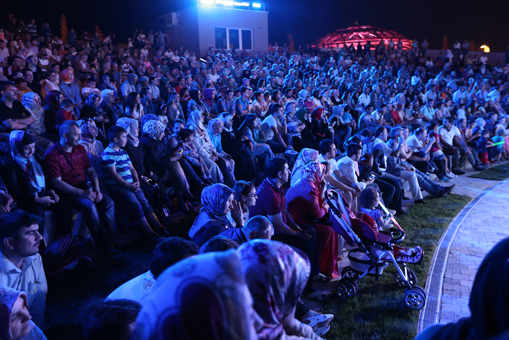 Açık Hava Sahnesi’nde Şiir Akşamı