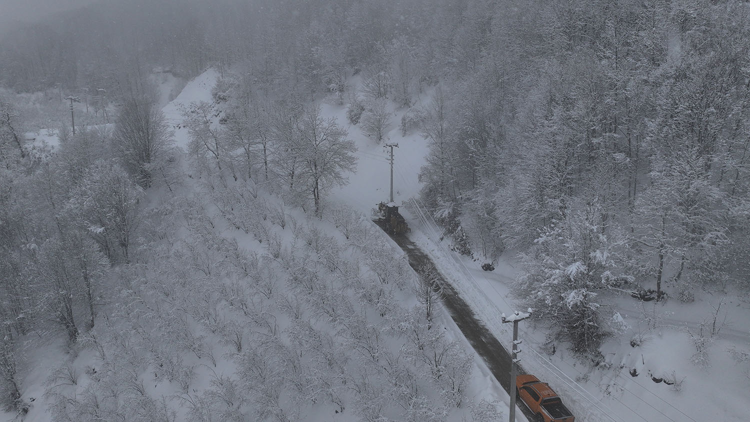 Büyükşehir 24 saat kar mesaisinde: 17 grup yolundan 10’u ulaşıma açıldı