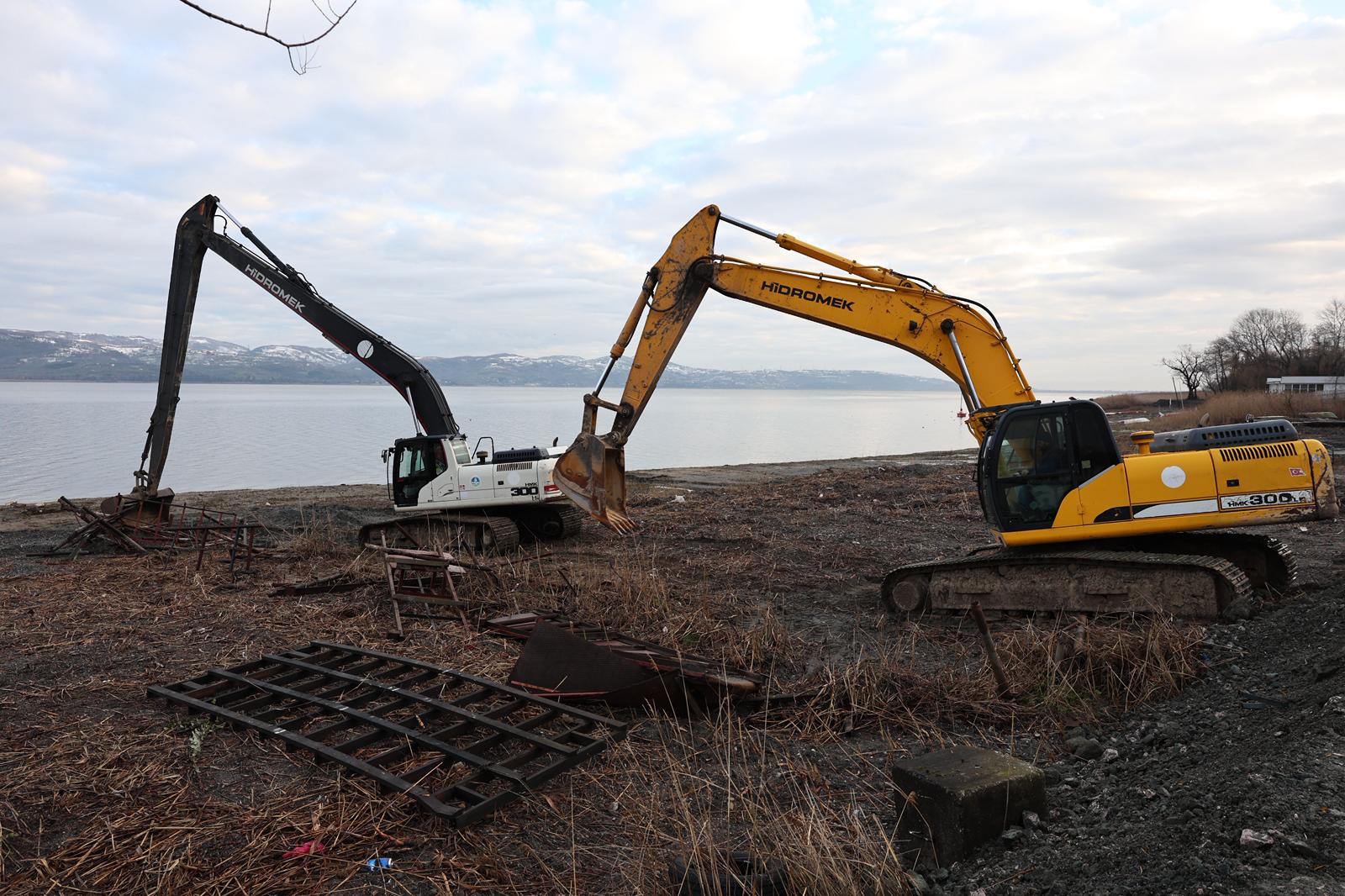 Sapanca Gölü kıyılarındaki kaçak yapılar kaldırılıyor