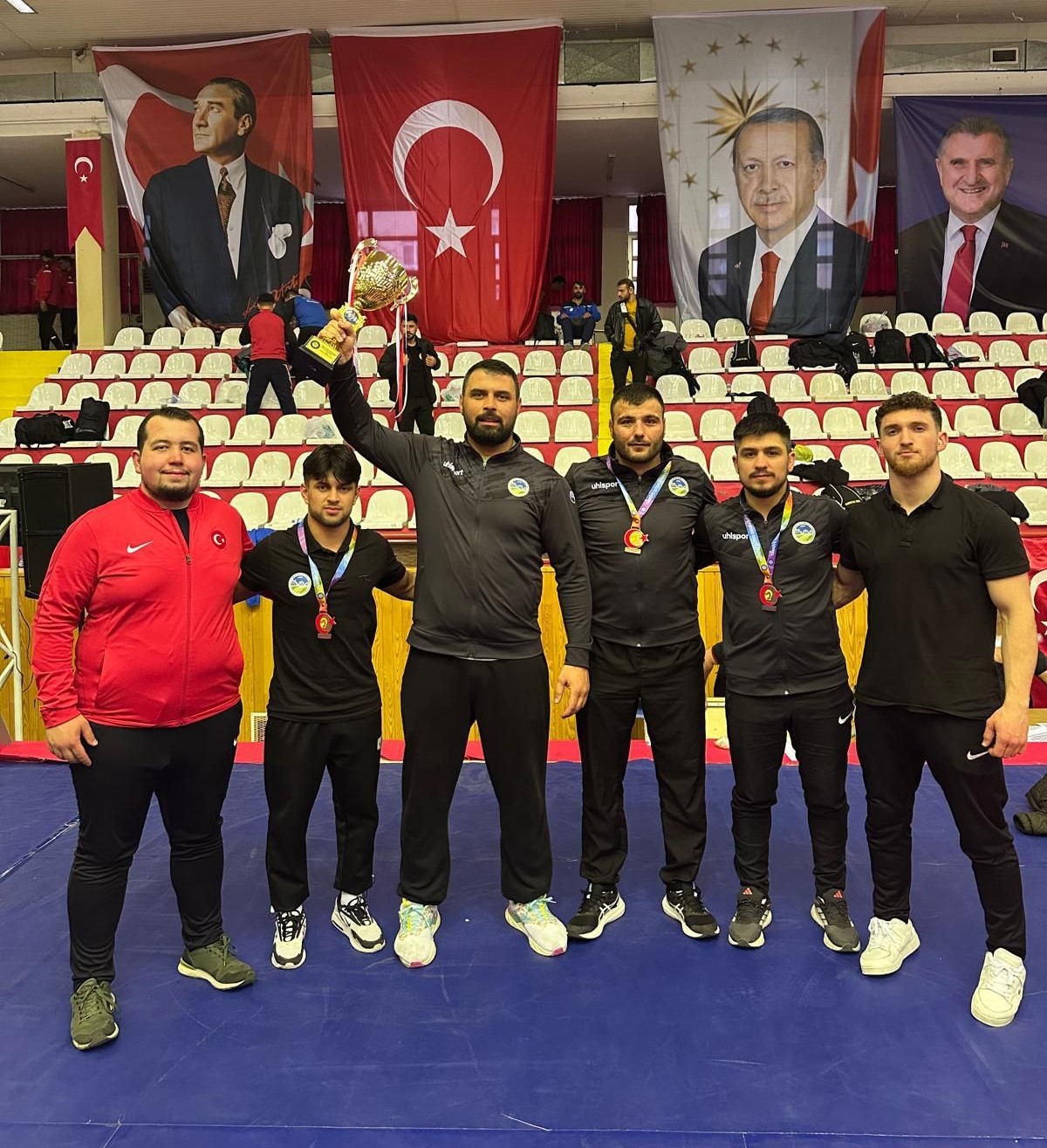 Büyükşehir güreşçileri Sivas’ta şampiyon oldu