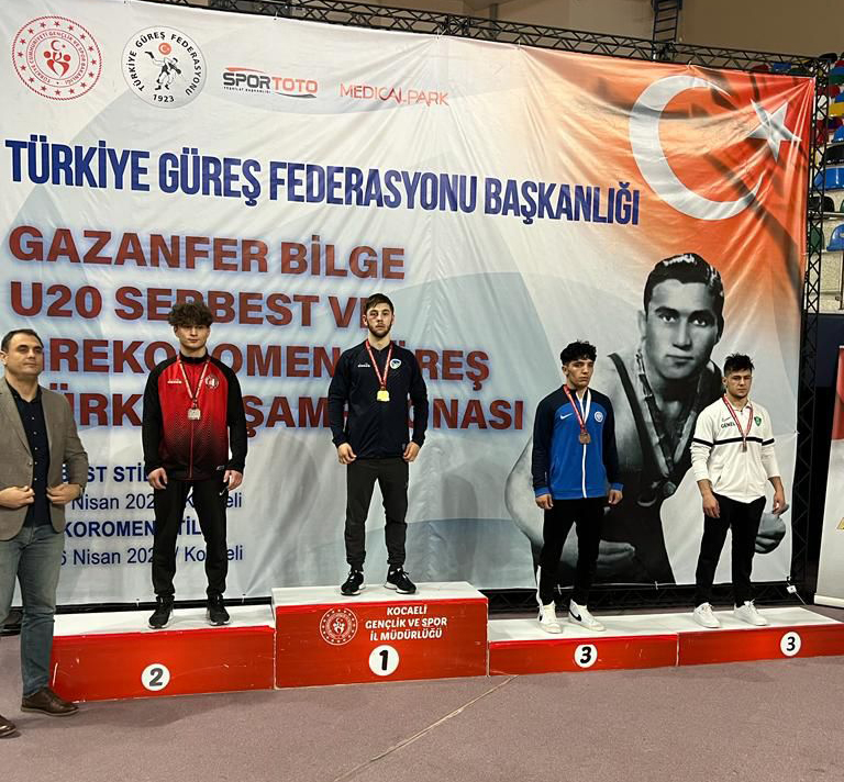 Büyükşehir güreşçileri Türkiye Şampiyonası’na damga vurdu