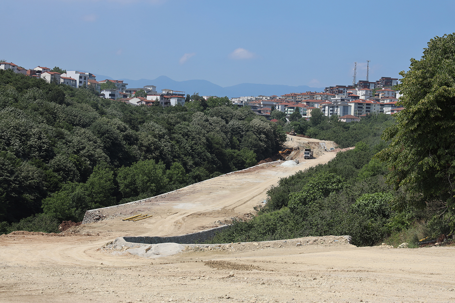 Beşköprü ulaşımı için yepyeni bir döneme adım adım: 14 metrelik istinat duvarı tamam, altyapı bitiyor