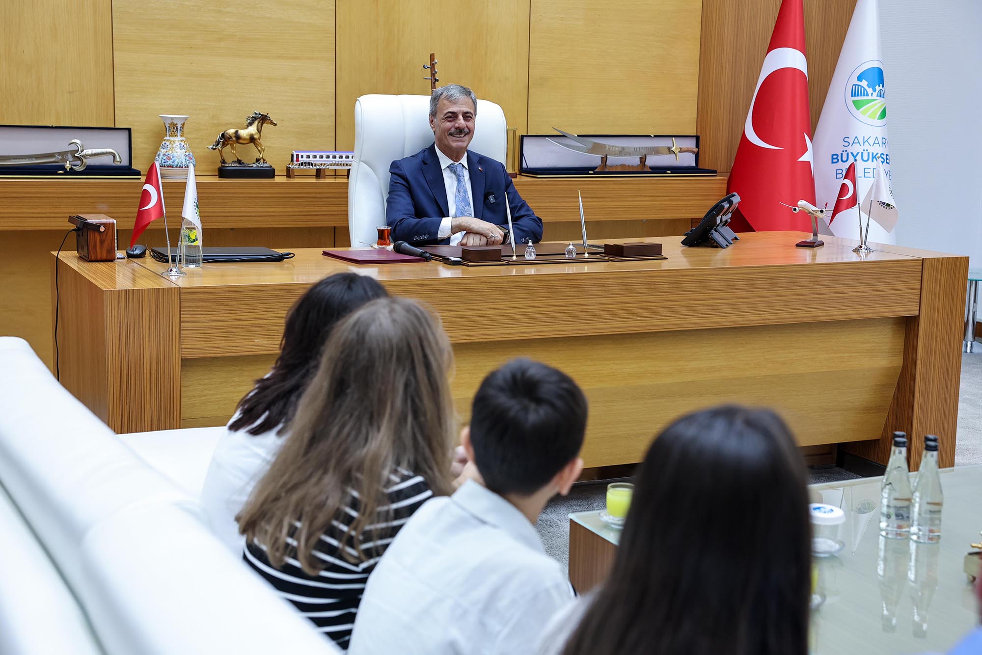 Başkan Alemdar Sakarya’nın LGS şampiyonlarını misafir etti: “Memleketin ve Türkiye’nin geleceği sizlersiniz”
