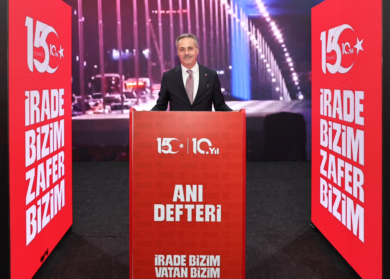 “Milletimiz uğruna can verilen vatanı darbecilere teslim etmedi, hiçbir zaman etmeyecek”