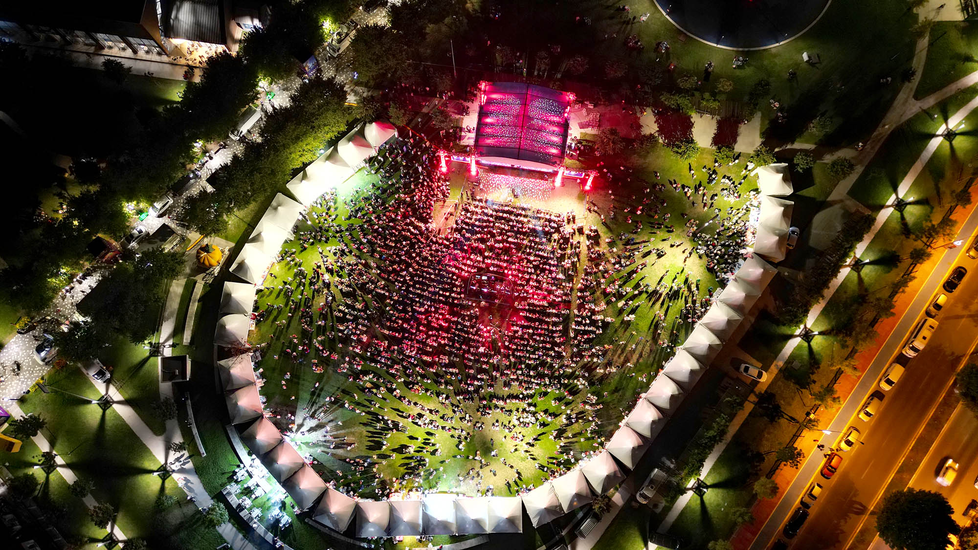 Yazın en büyük festivali şölen tadında başladı: Millet Bahçesi sahne ışıklarıyla aydınlandı