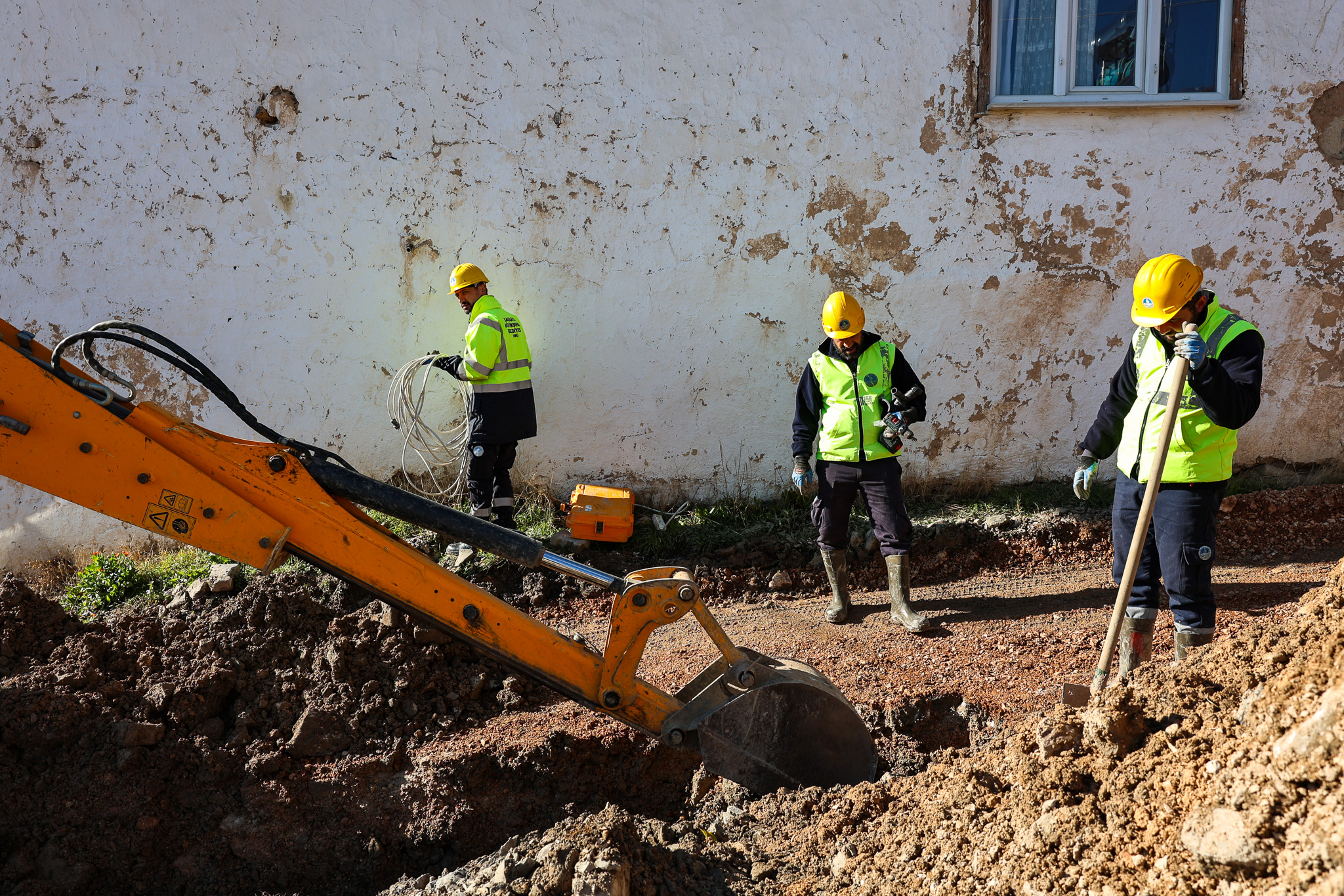 Merkeze 85 kilometre uzaklıktaki Taraklı Alballar’da altyapı dönüşümü başladı