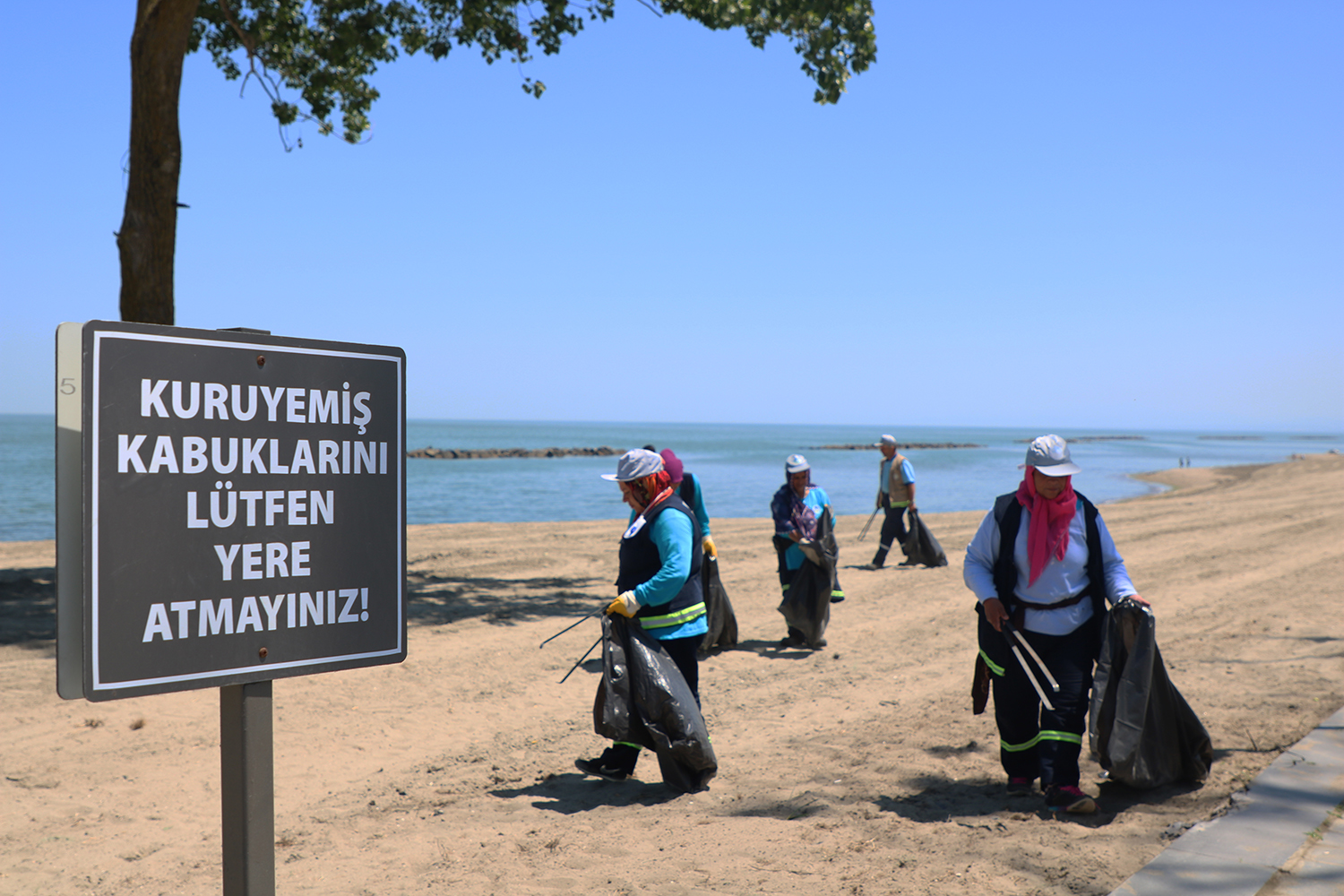 Mavi Bayraklı plajlar temizleniyor