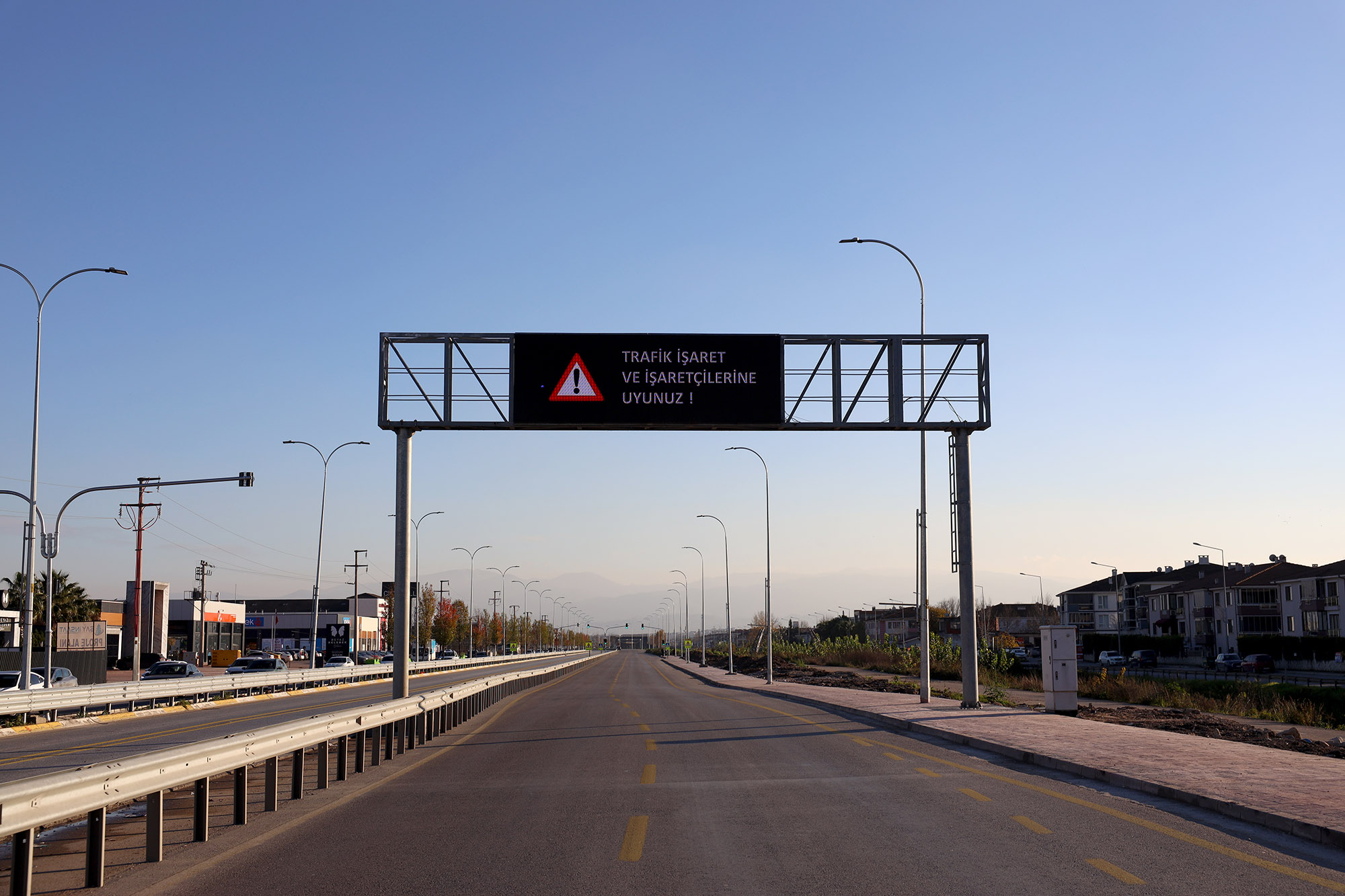 Sürücülere rehber olan dev ekran Karaman Yolu’nda farklı noktaya alındı