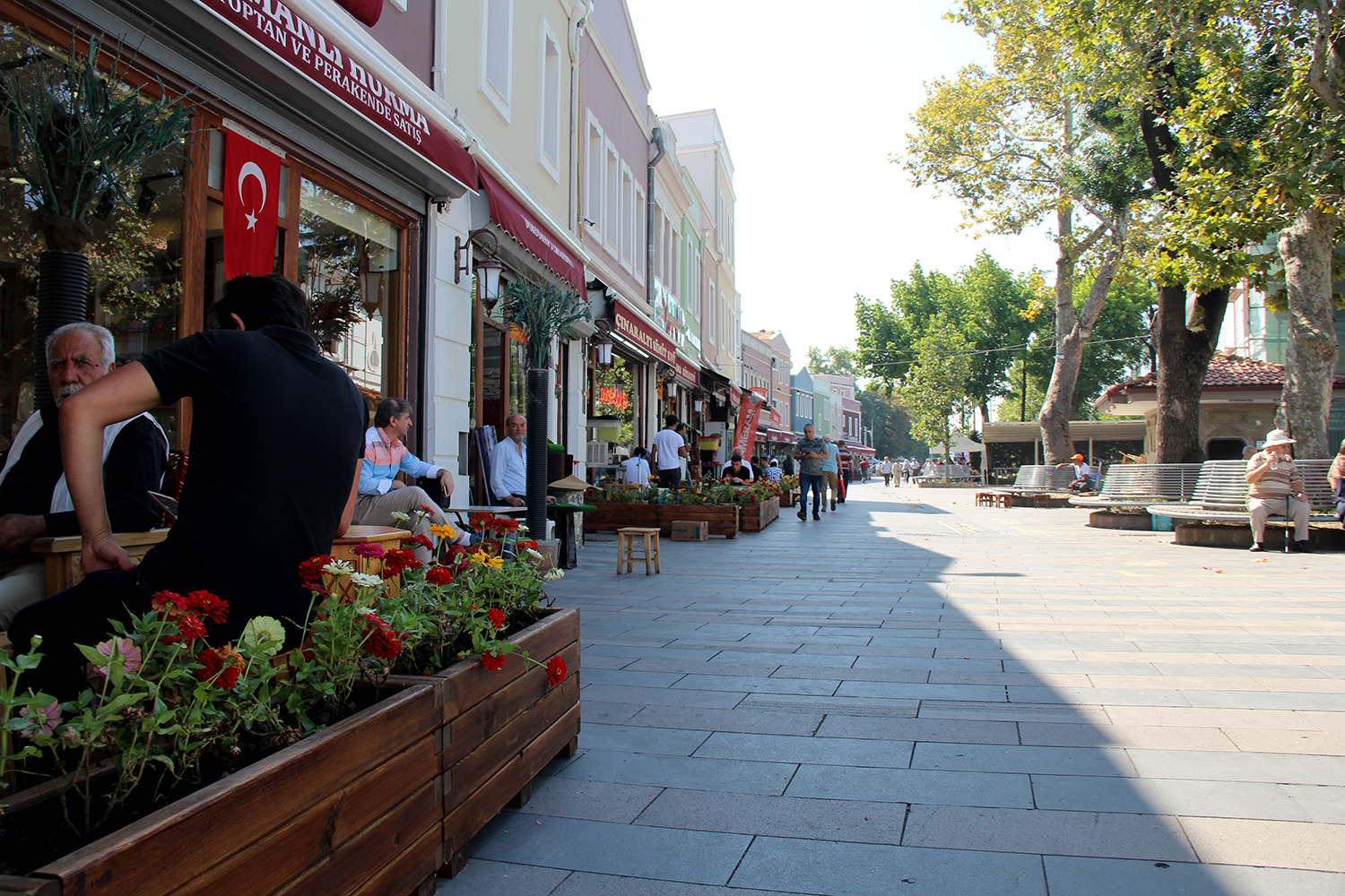 Vatandaşlar ve esnaf meydanın yeni halini beğendi