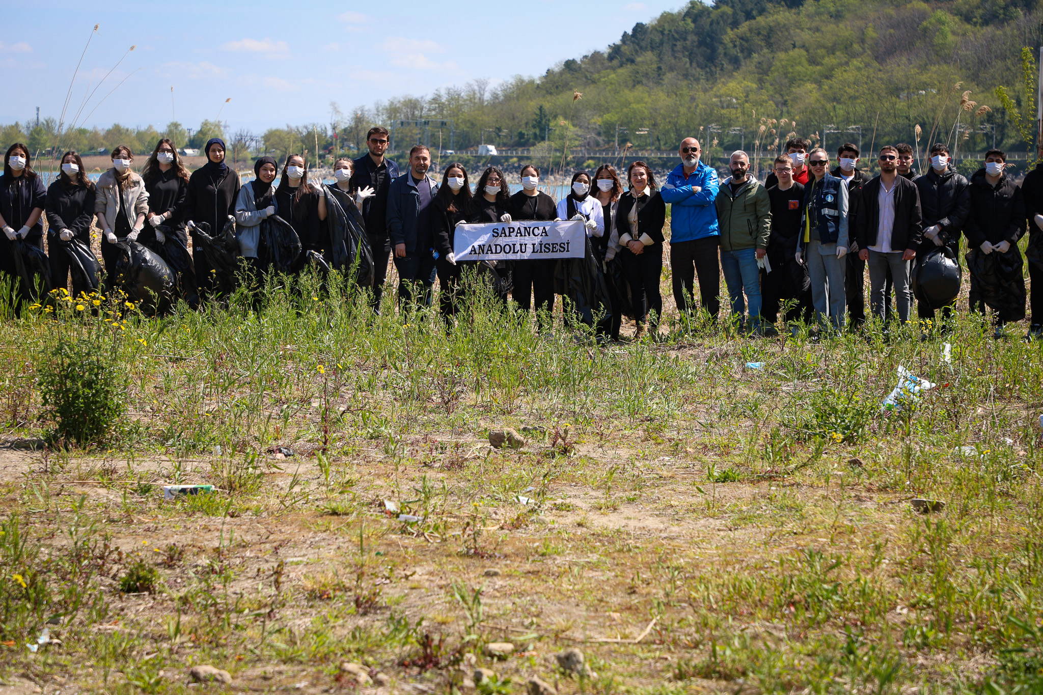 Göl havzasına bırakılan atıklar gönüllü öğrencilerin desteğiyle temizlendi