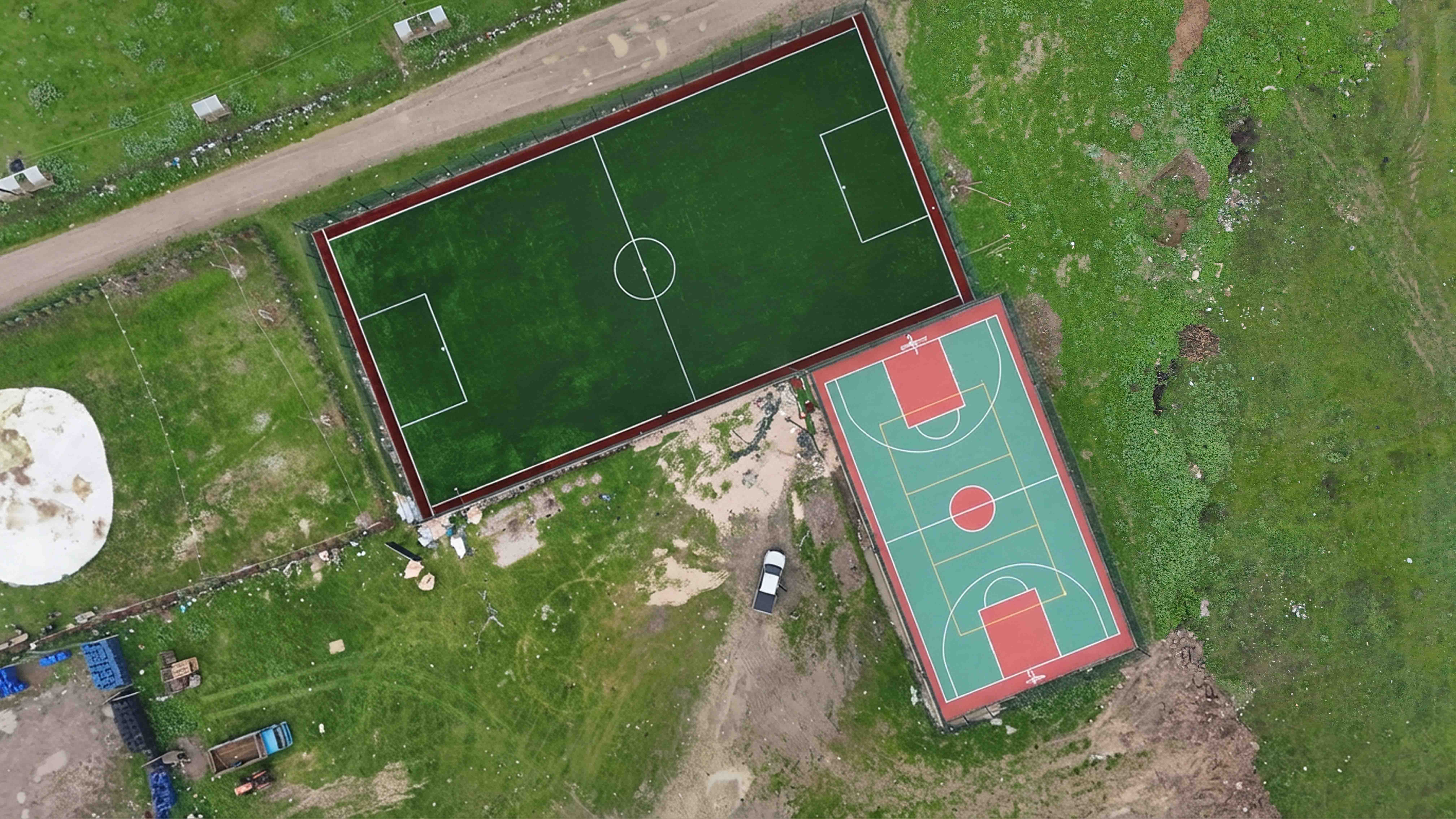 Geyve Bayat ve Eşme’de spor sahaları hizmete gün sayıyor