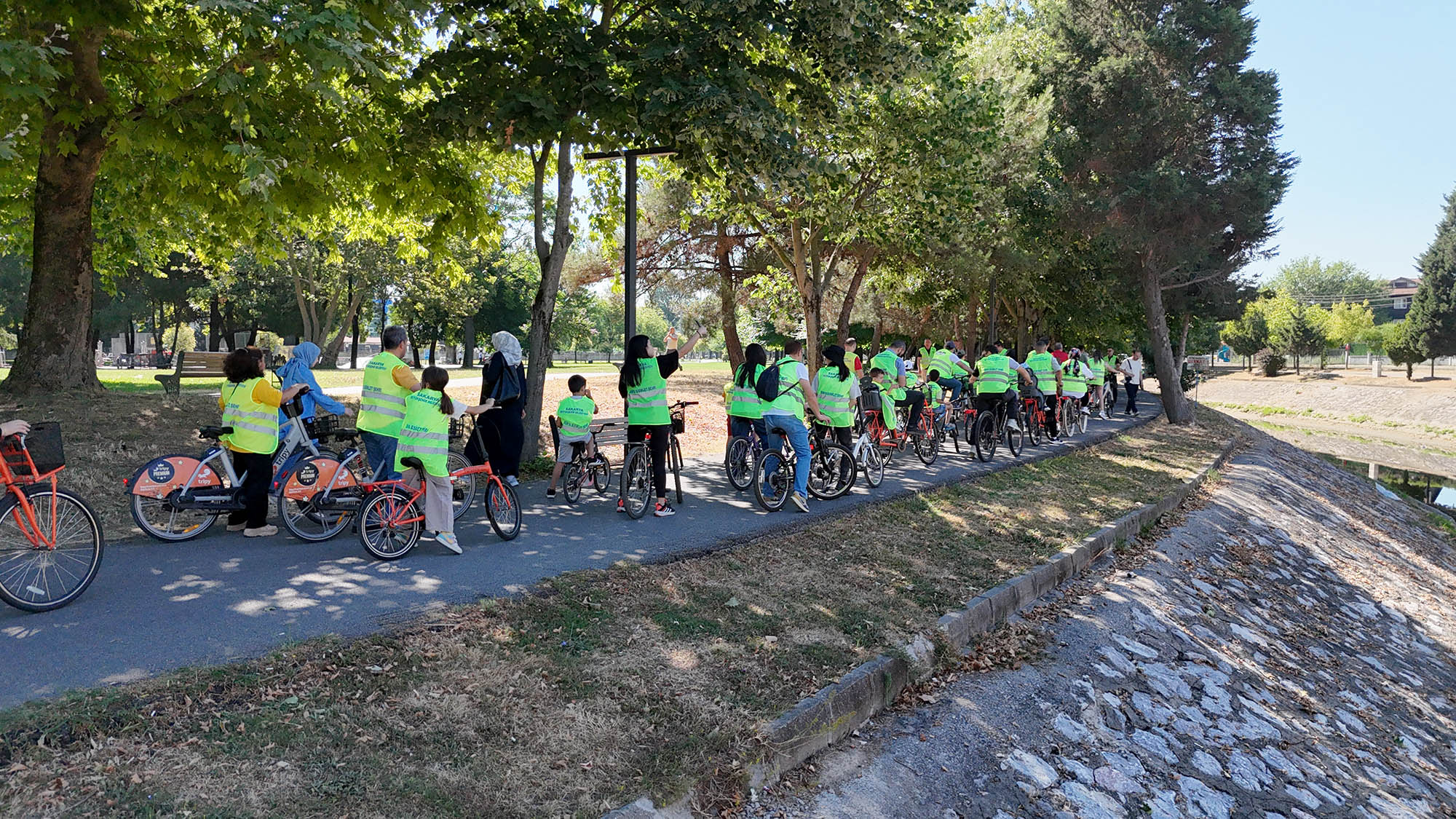 Aileler birlikte pedal çevirdi: Aziz Duran Parkı’nda bisiklet turu