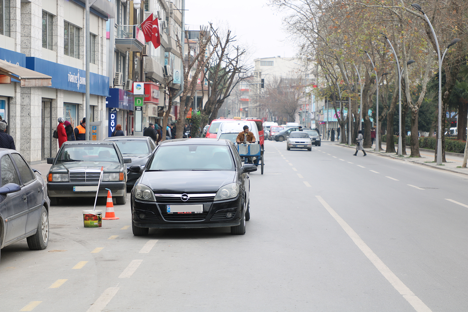 “Hatalı parklanmalar trafiği durduruyor”