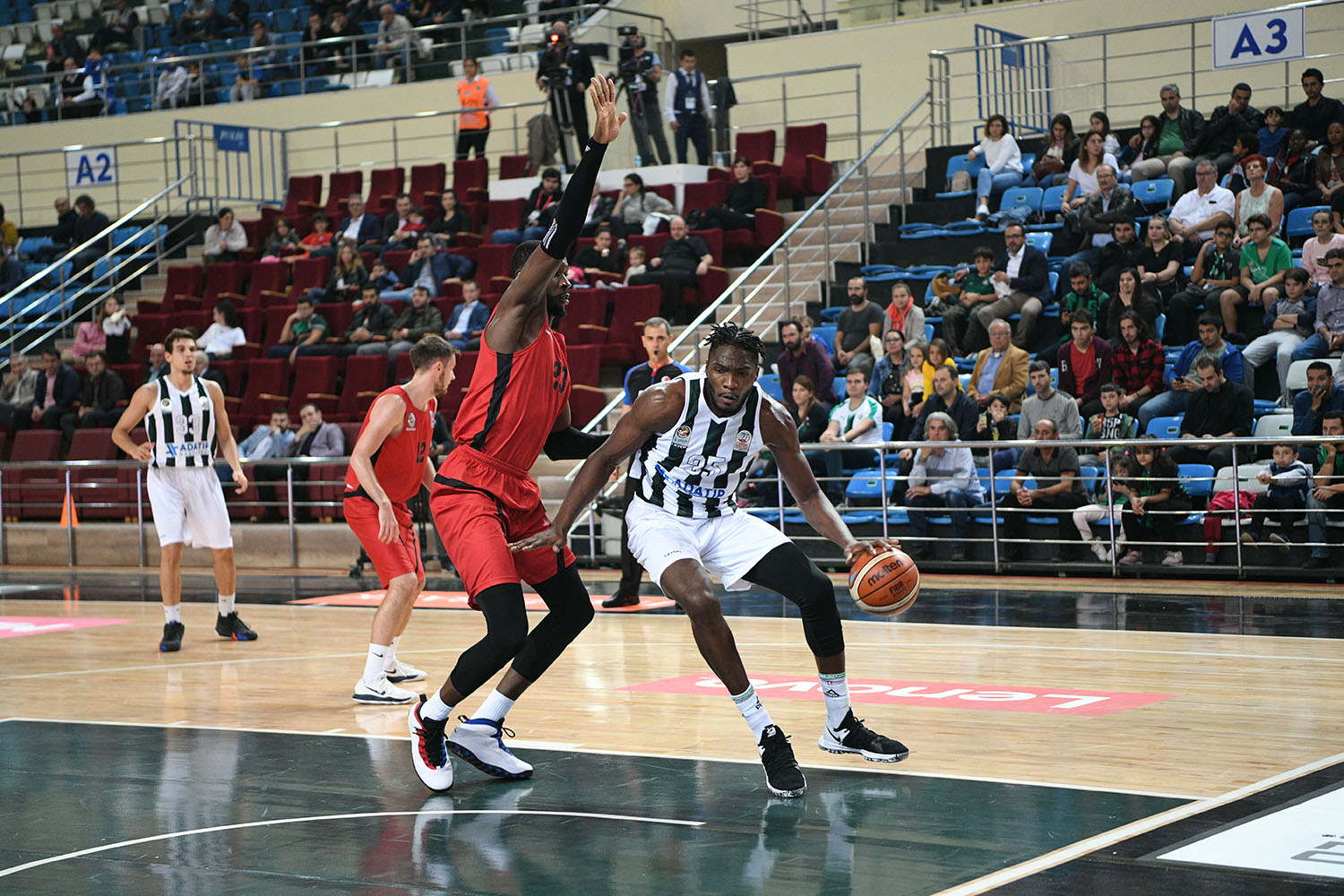 Büyükşehir Anadolu Efes’e konuk oluyor