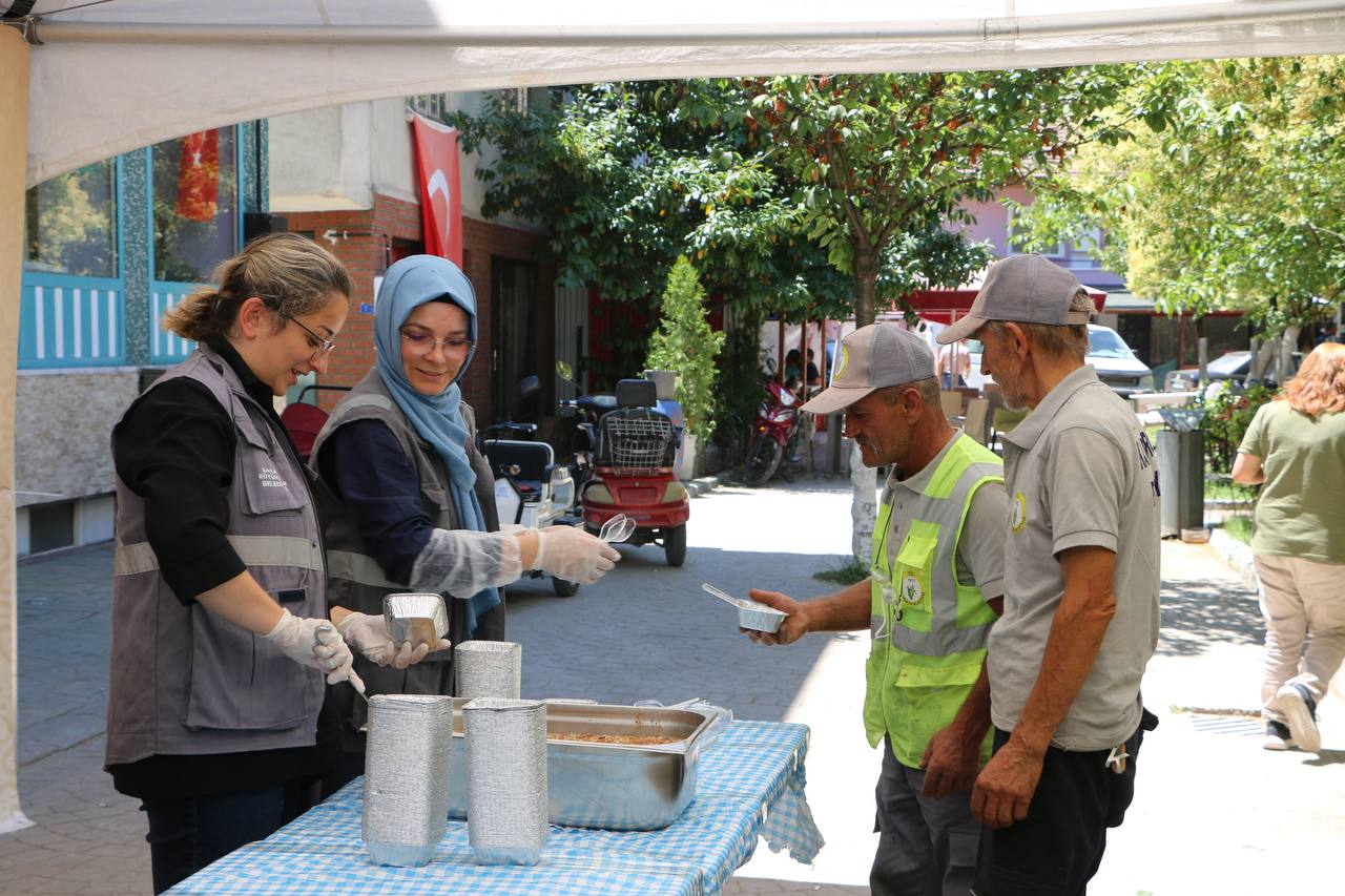 Binlerce kişi aşureyi tattı, hem diller hem de gönüller lezzet buldu
