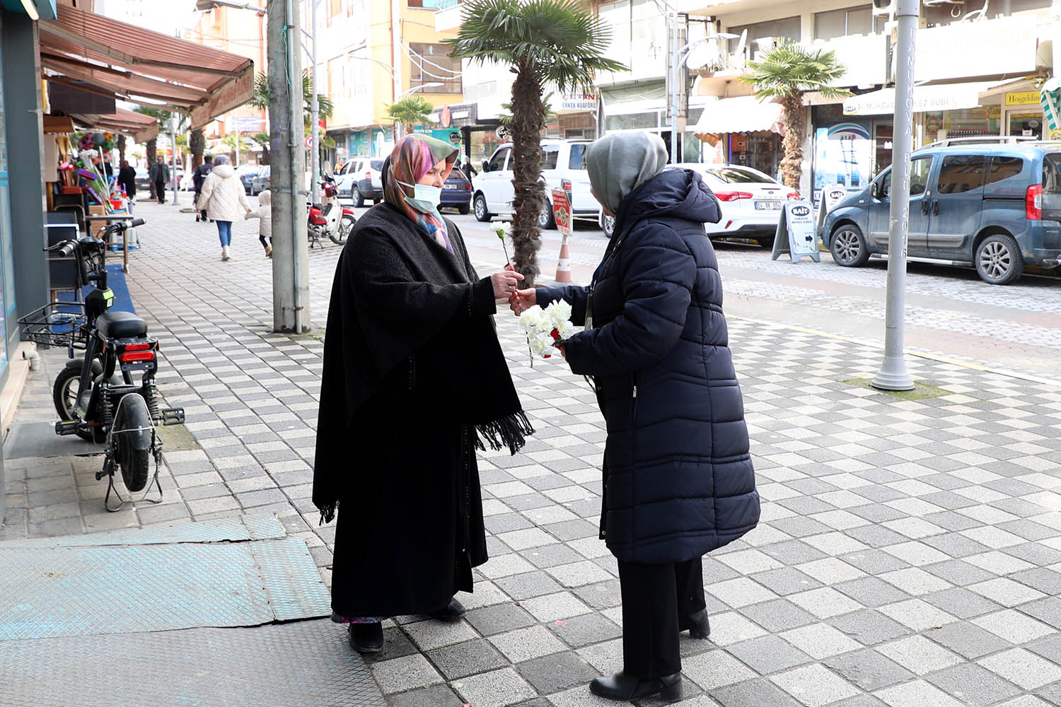 Büyükşehir yine yürekleri ısıttı: Kandilde bir karanfil, bir tebessüm…