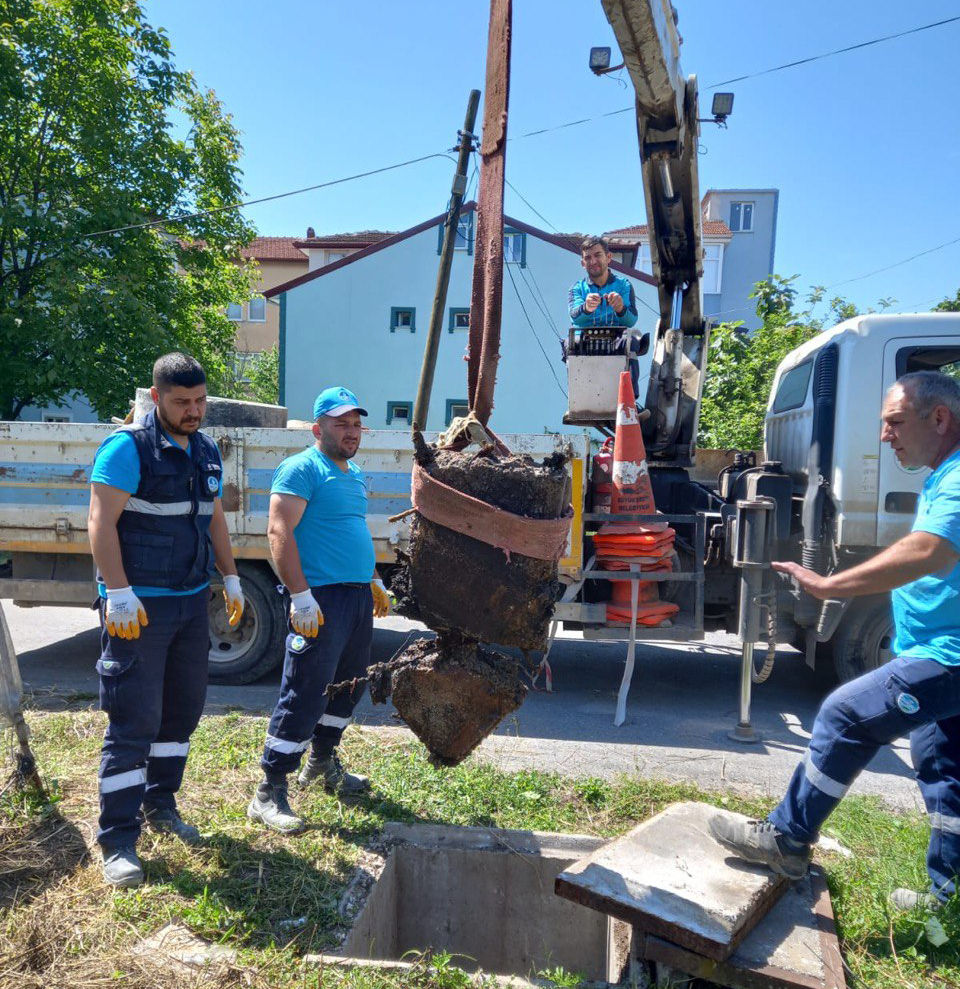 SASKİ’den kanalizasyon ve yağmursuyu hatlarında temizlik: Araç lastiği, beton parçaları…