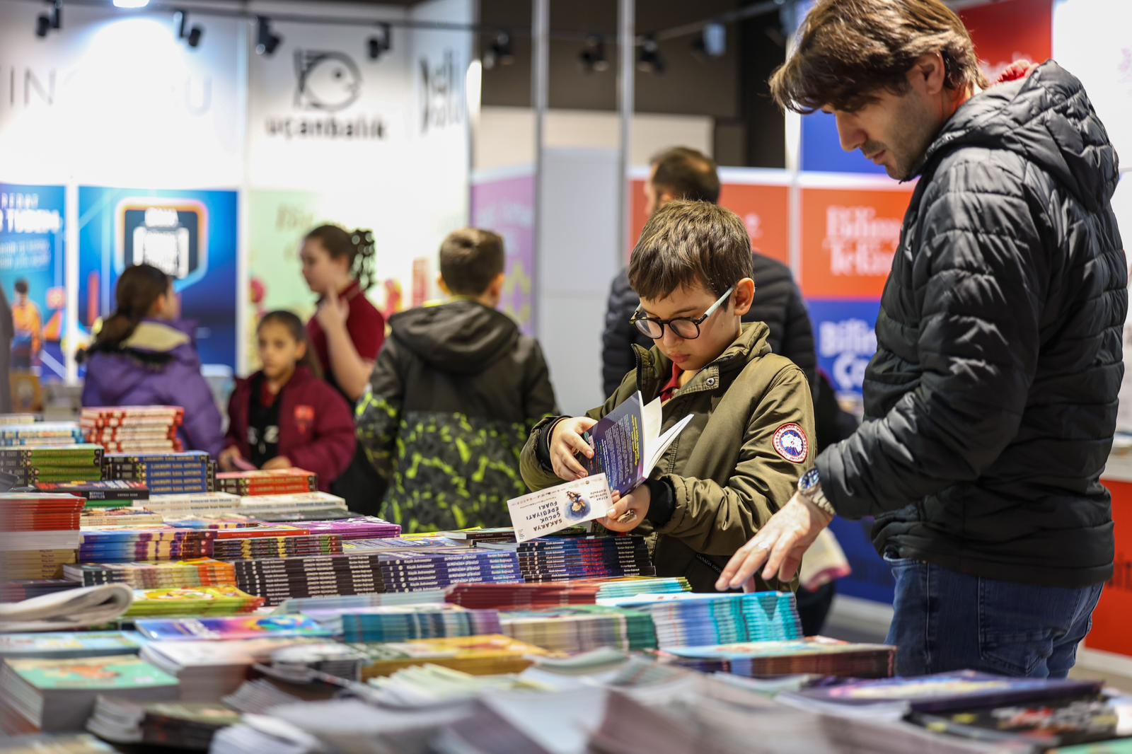 Sakarya'da çocukların 'ufkuna' ışık olacak edebiyat fuarı başladı: İlk günden binlerce misafir akın etti...