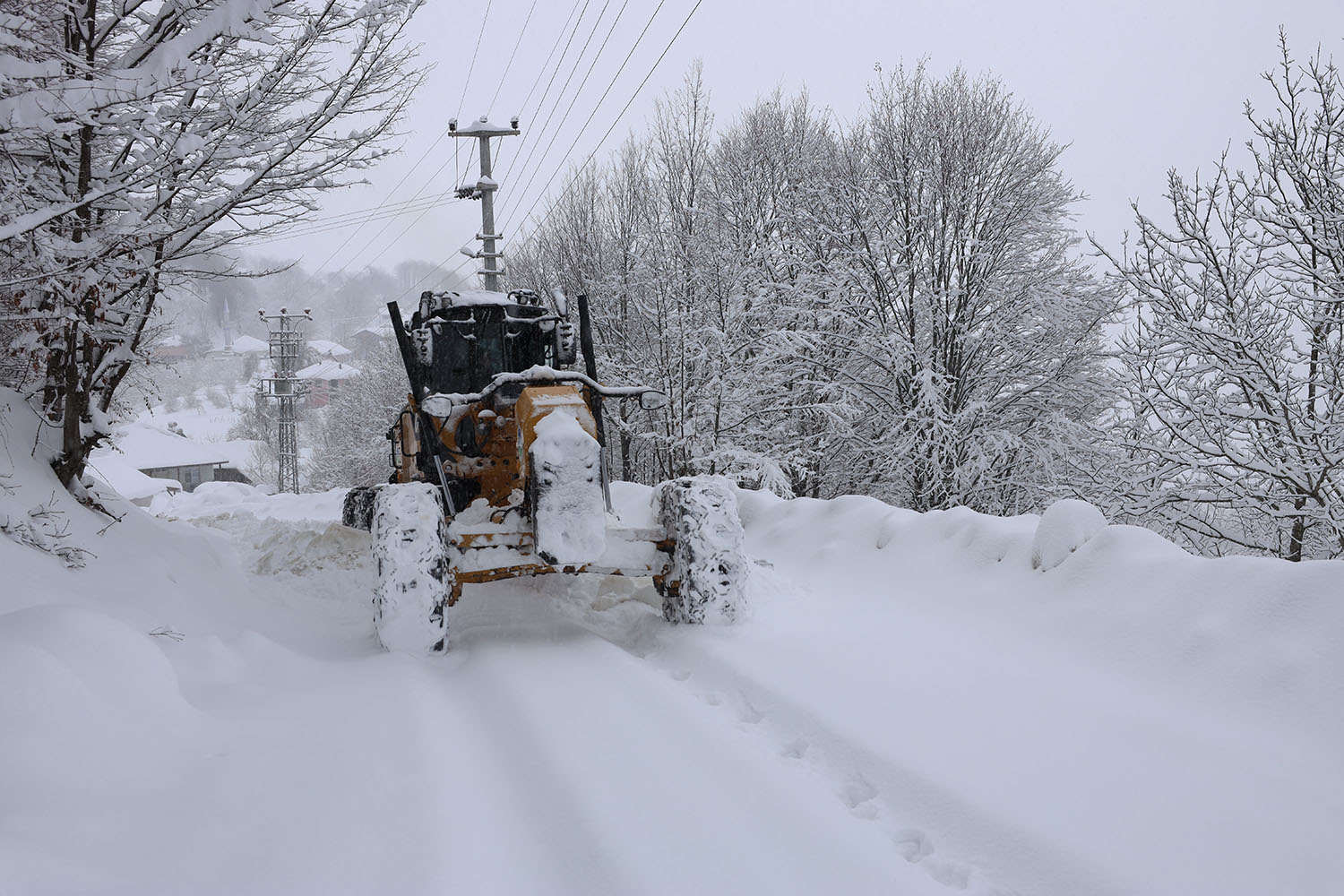 Büyükşehir 24 saat kar mesaisinde: 17 grup yolundan 10’u ulaşıma açıldı