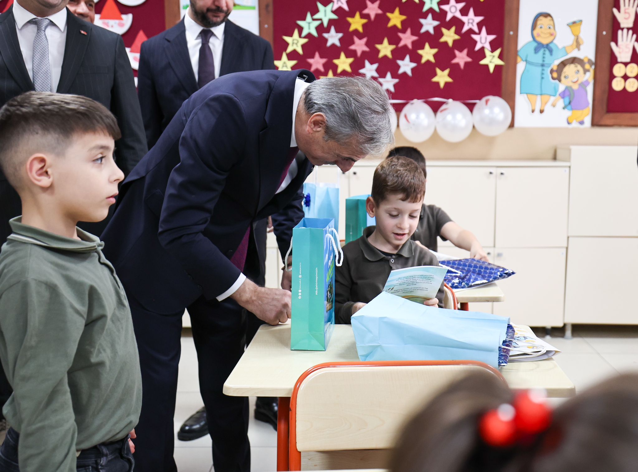 Yusuf Alemdar çocukların karne sevincini paylaştı: “Geleceğe doğru attığınız her adımda yanınızda biz olacağız”