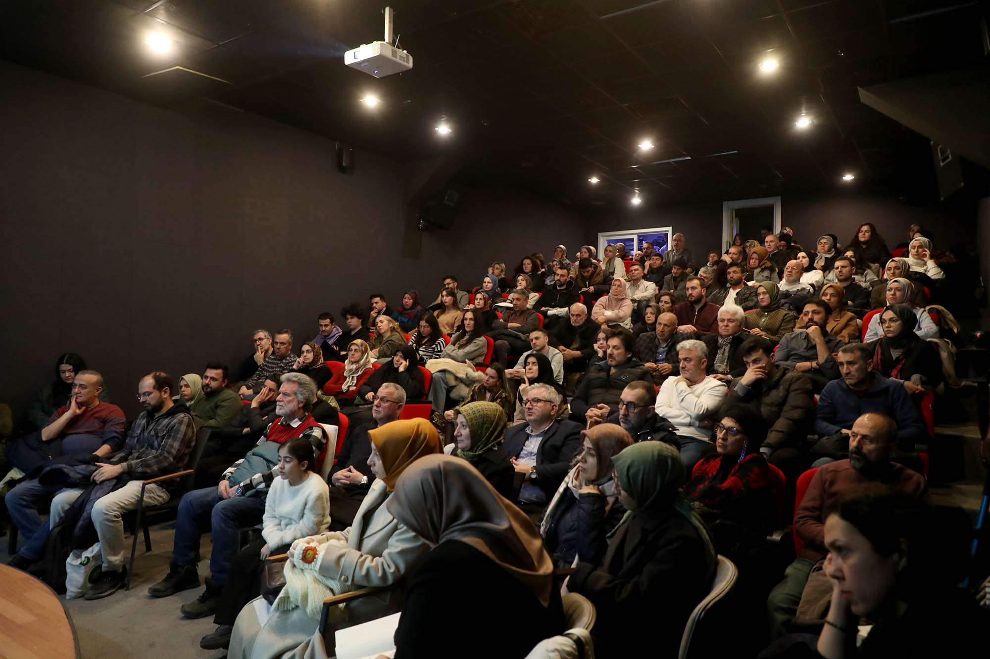 “Gerçek özgürlük, farkında olmadan kabullendiğimiz kalıpları sorgulamakla başlar”