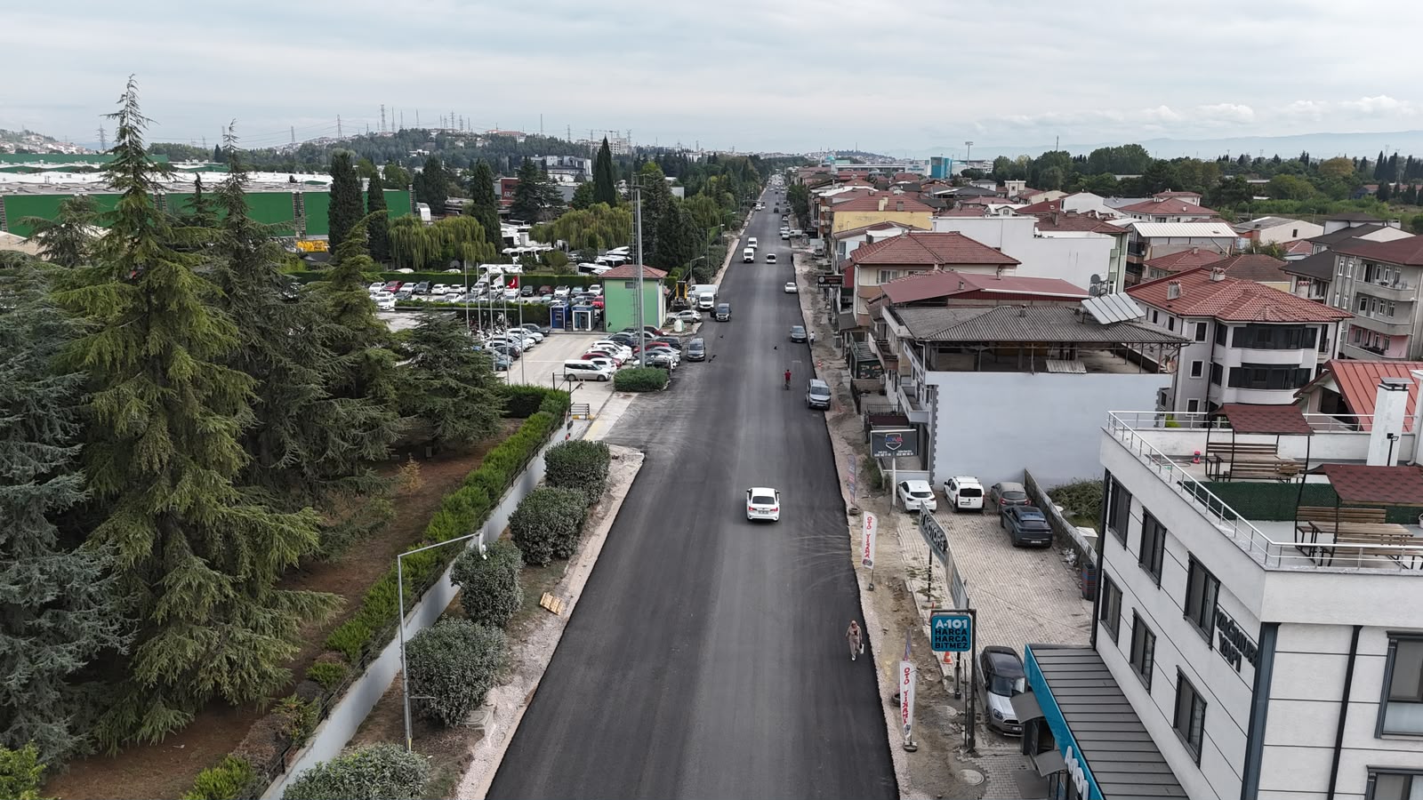 Arifiye Atatürk Caddesi’nde geceden sabaha uzanan asfalt mesaisi: Yepyeni bir görünüme kavuşuyor