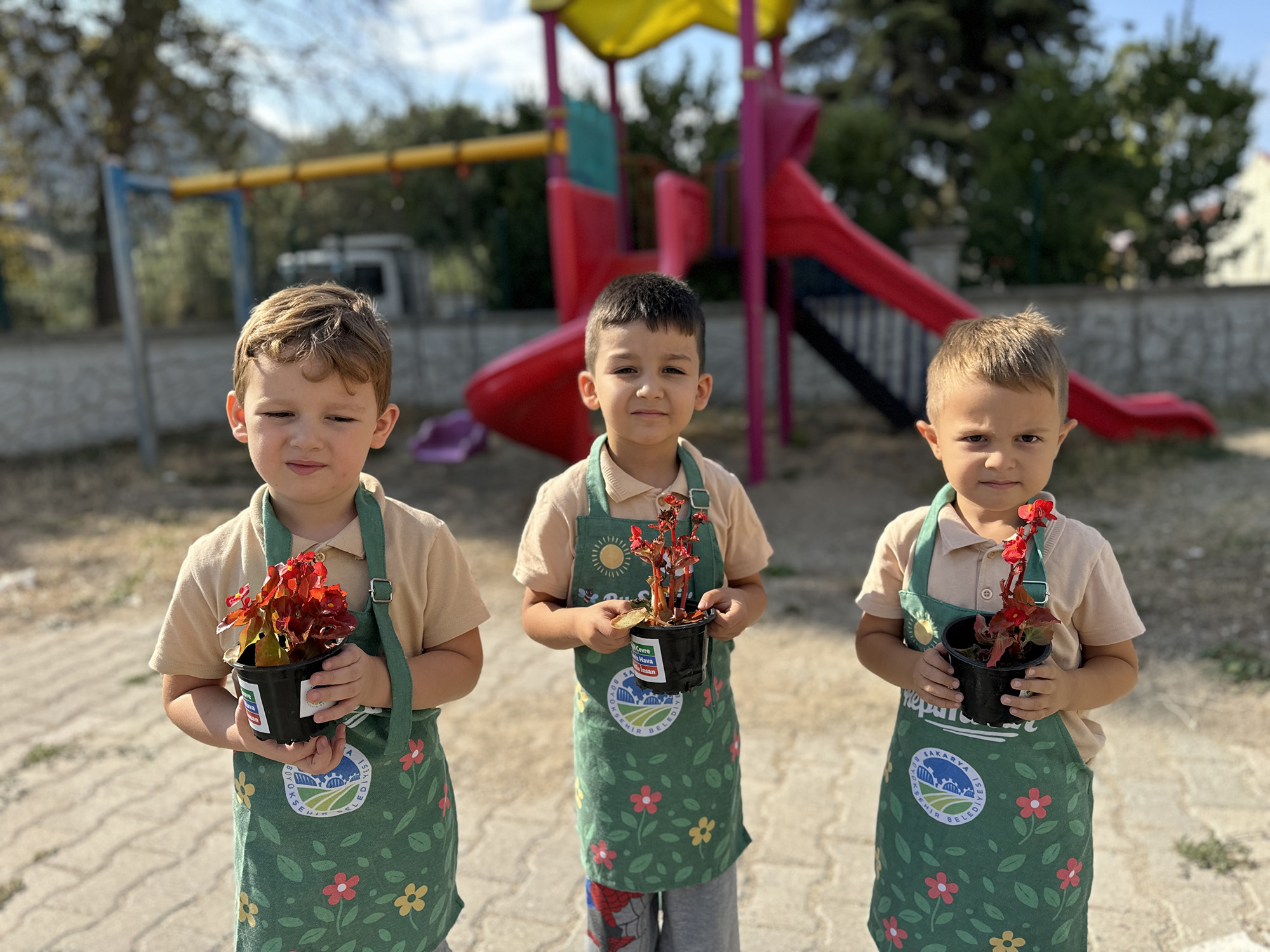 Minik bahçıvanlar çiçeklerle geleceği şekillendiriyor 