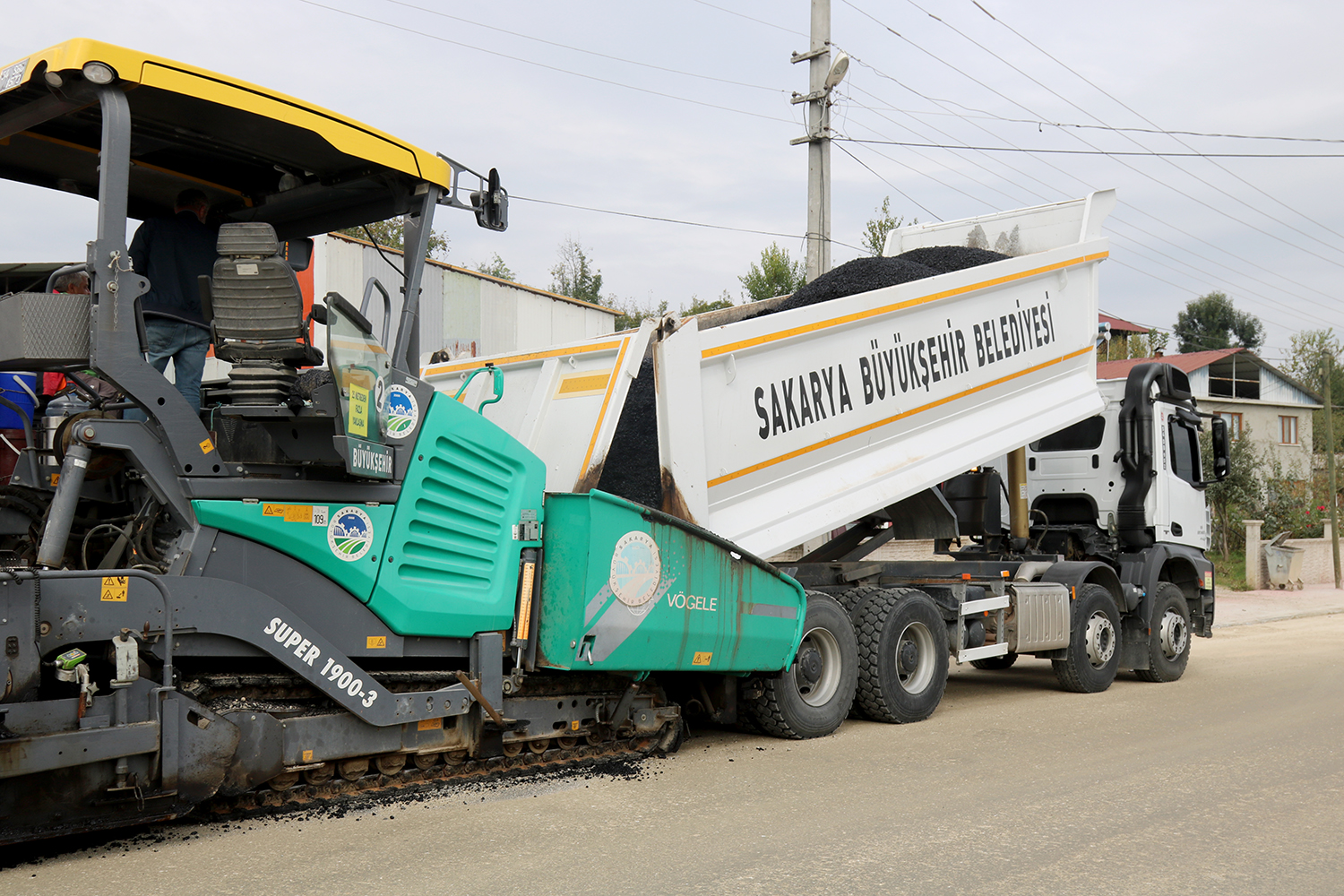 Büyükşehir sıcak asfalt çalışmalarına Karapürçek’te devam ediyor