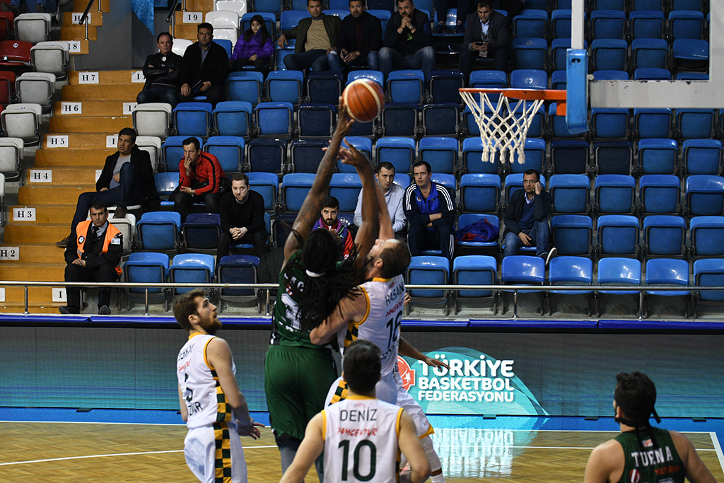 Büyükşehir 17 sayı farkla yarı finalde