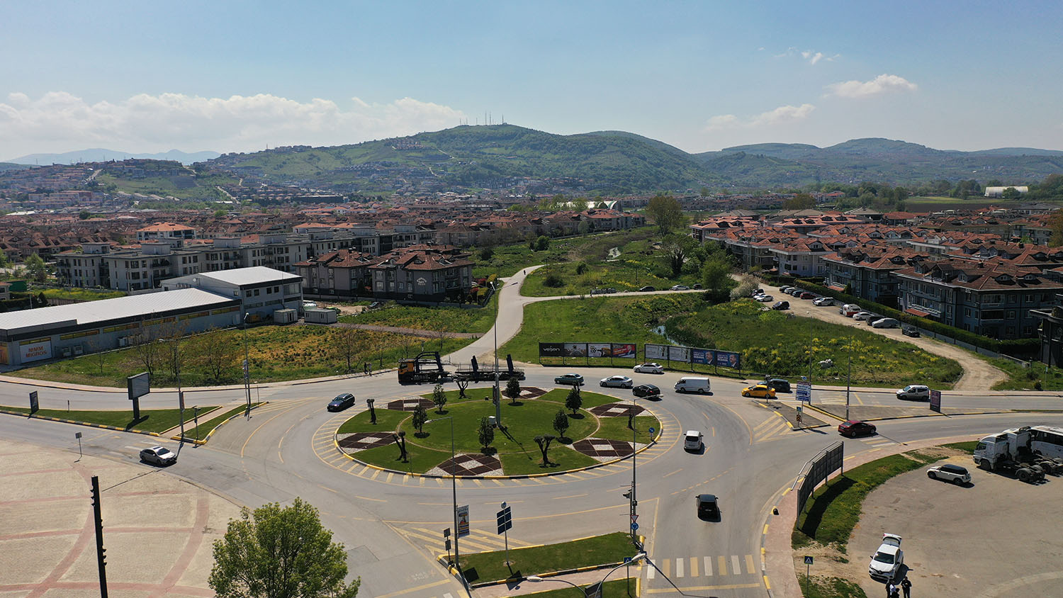 Serdivan 1. Cadde’de çalışmalar başladı:  Bölünmüş yol ulaşıma alternatif olacak