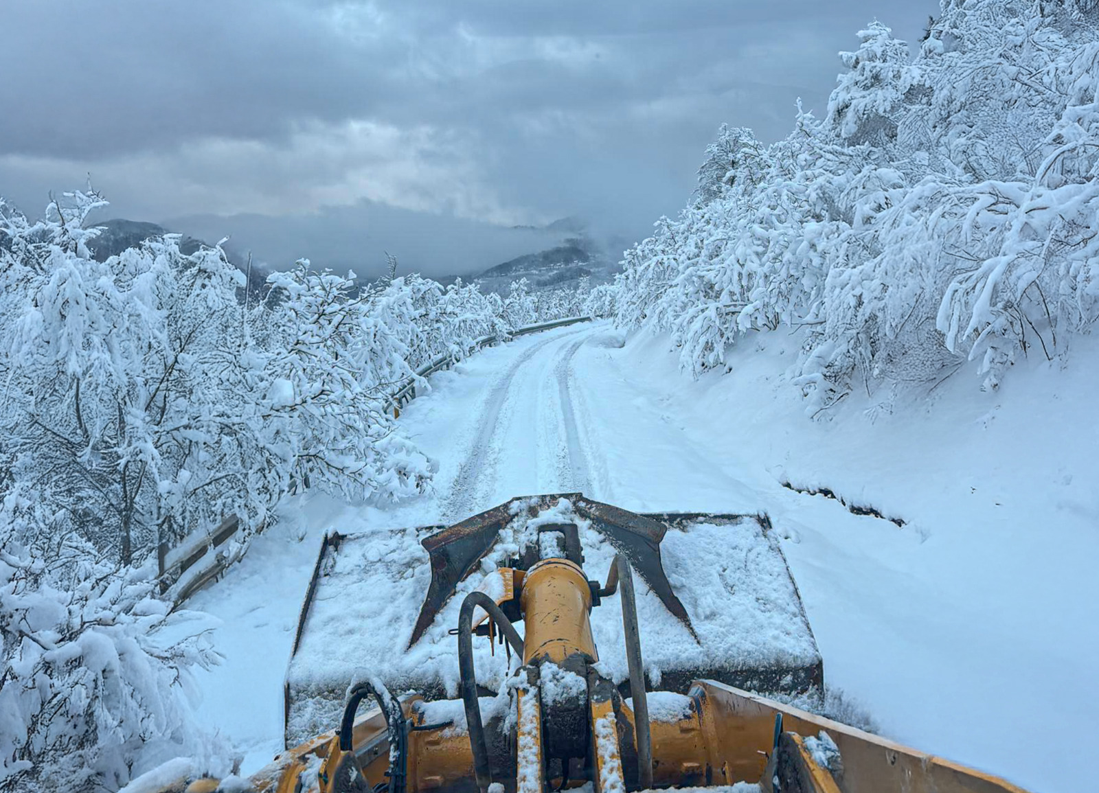 Büyükşehir’den güncel kar raporu: 31 yol açıldı, 4’ünde çalışma sürüyor
