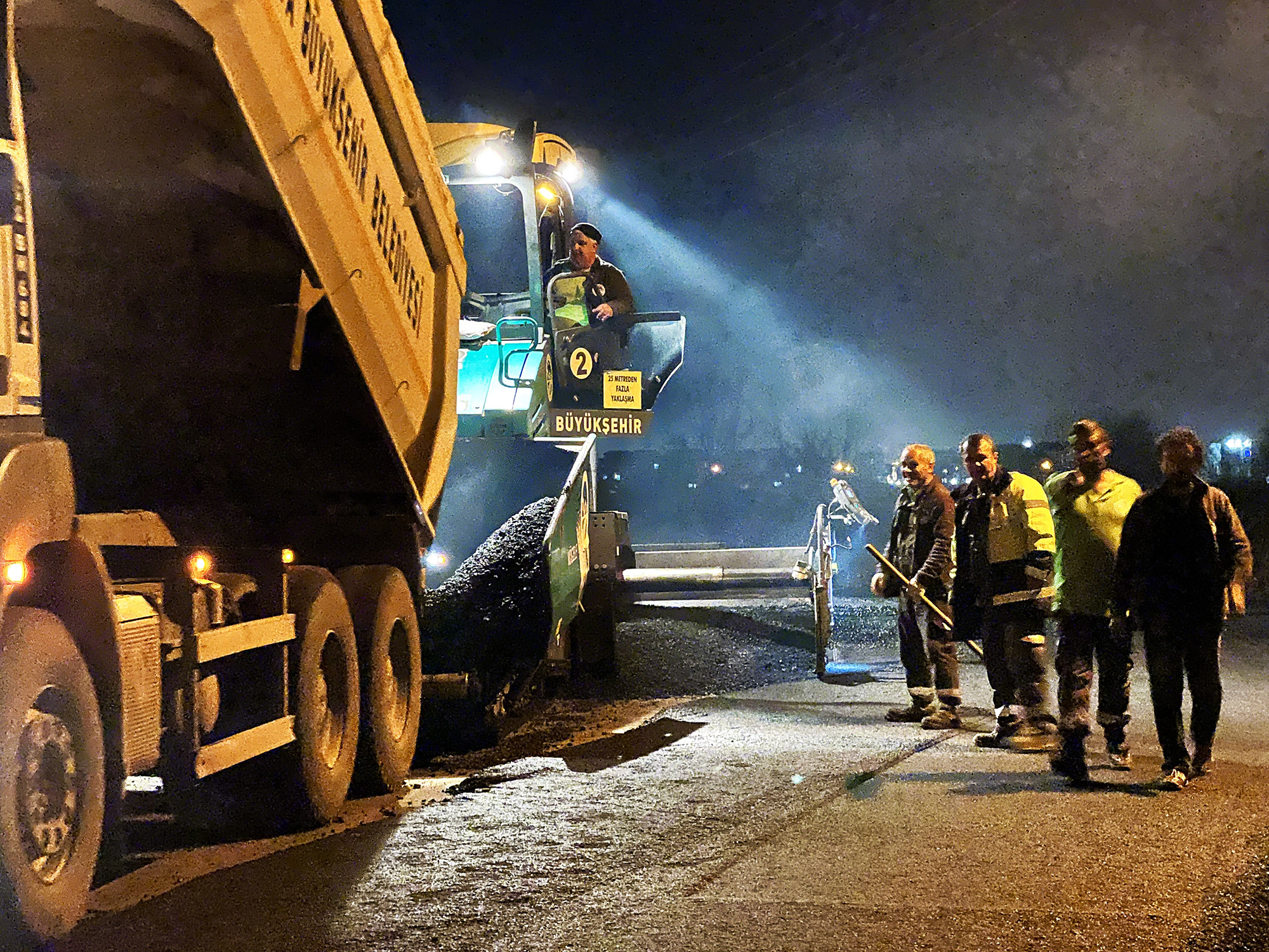 Büyükşehir gece mesaisinde. Asfaltlanmamış yol kalmayacak